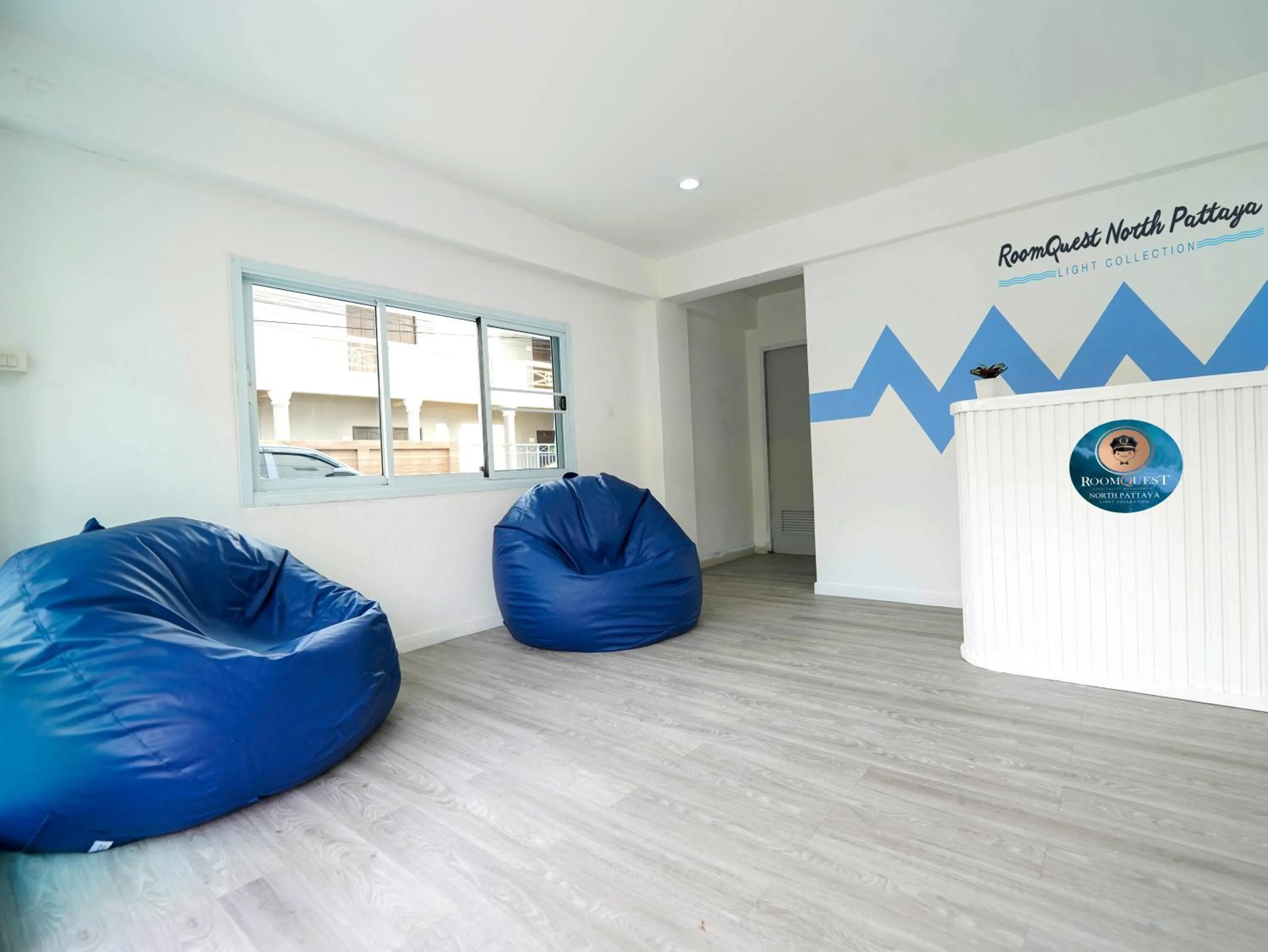 Living room in RoomQuest North Pattaya Light Collection