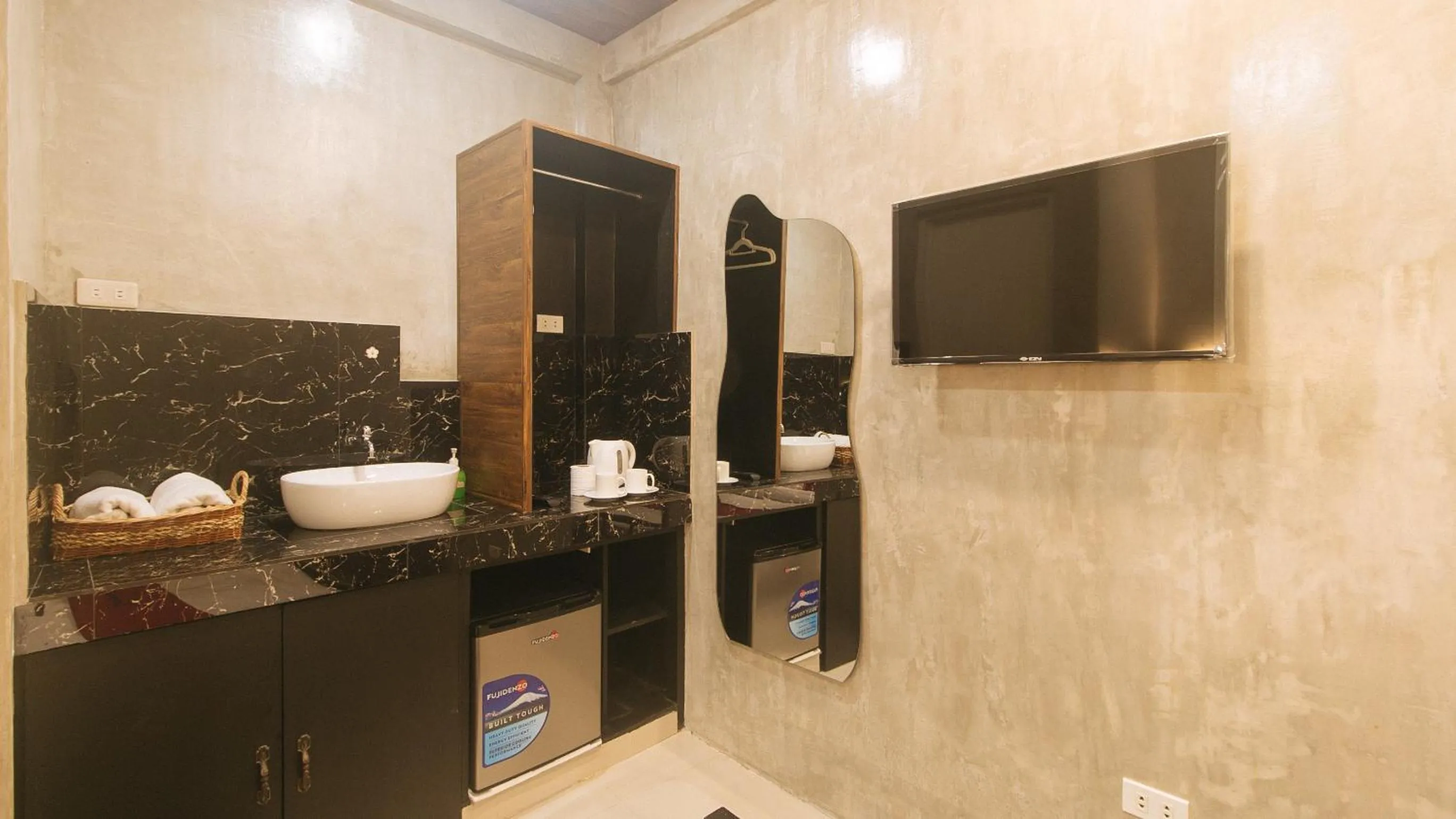 TV and multimedia in RedDoorz at MBB Room NAIA 2