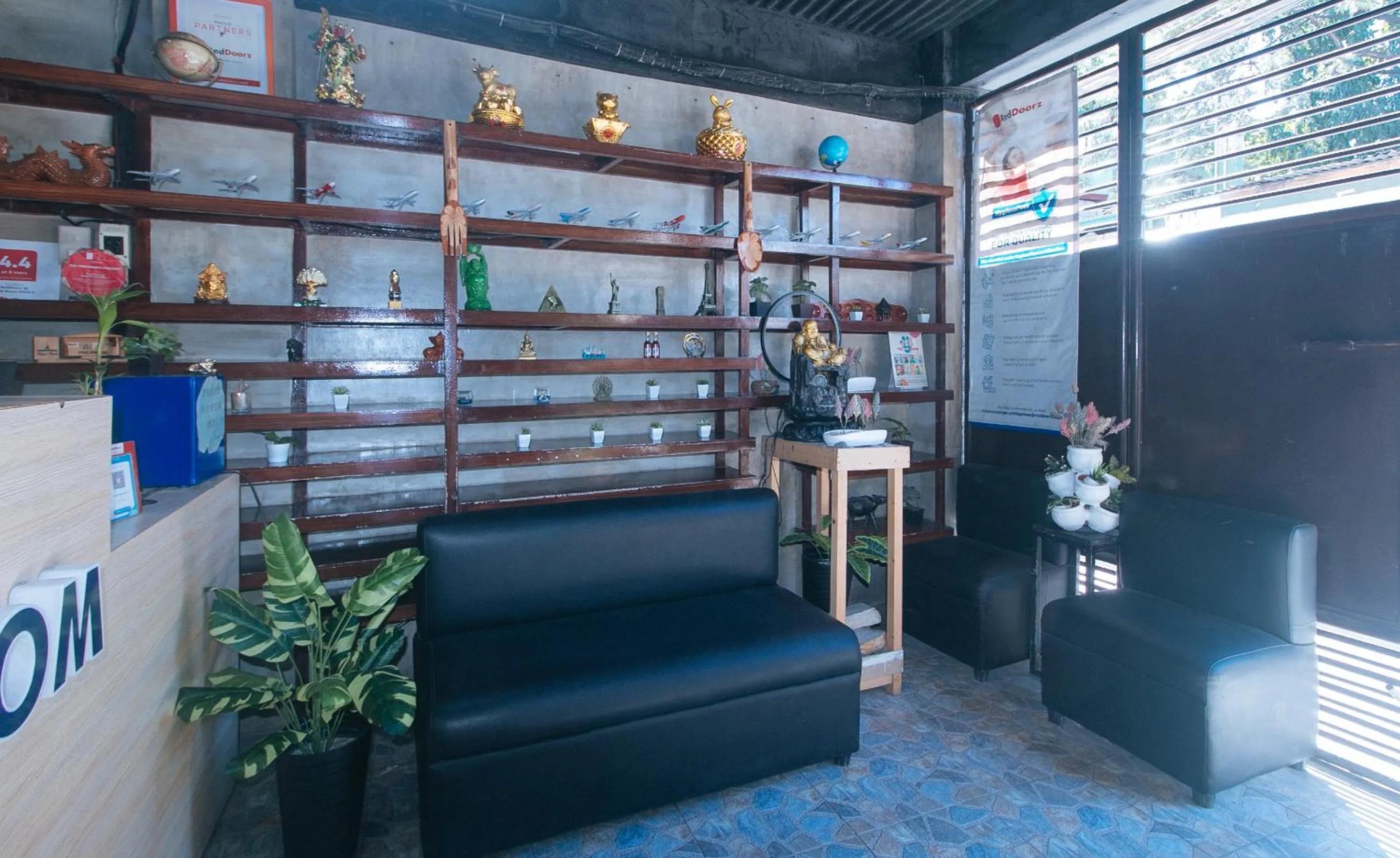 Seating area in RedDoorz at MBB Room NAIA 2