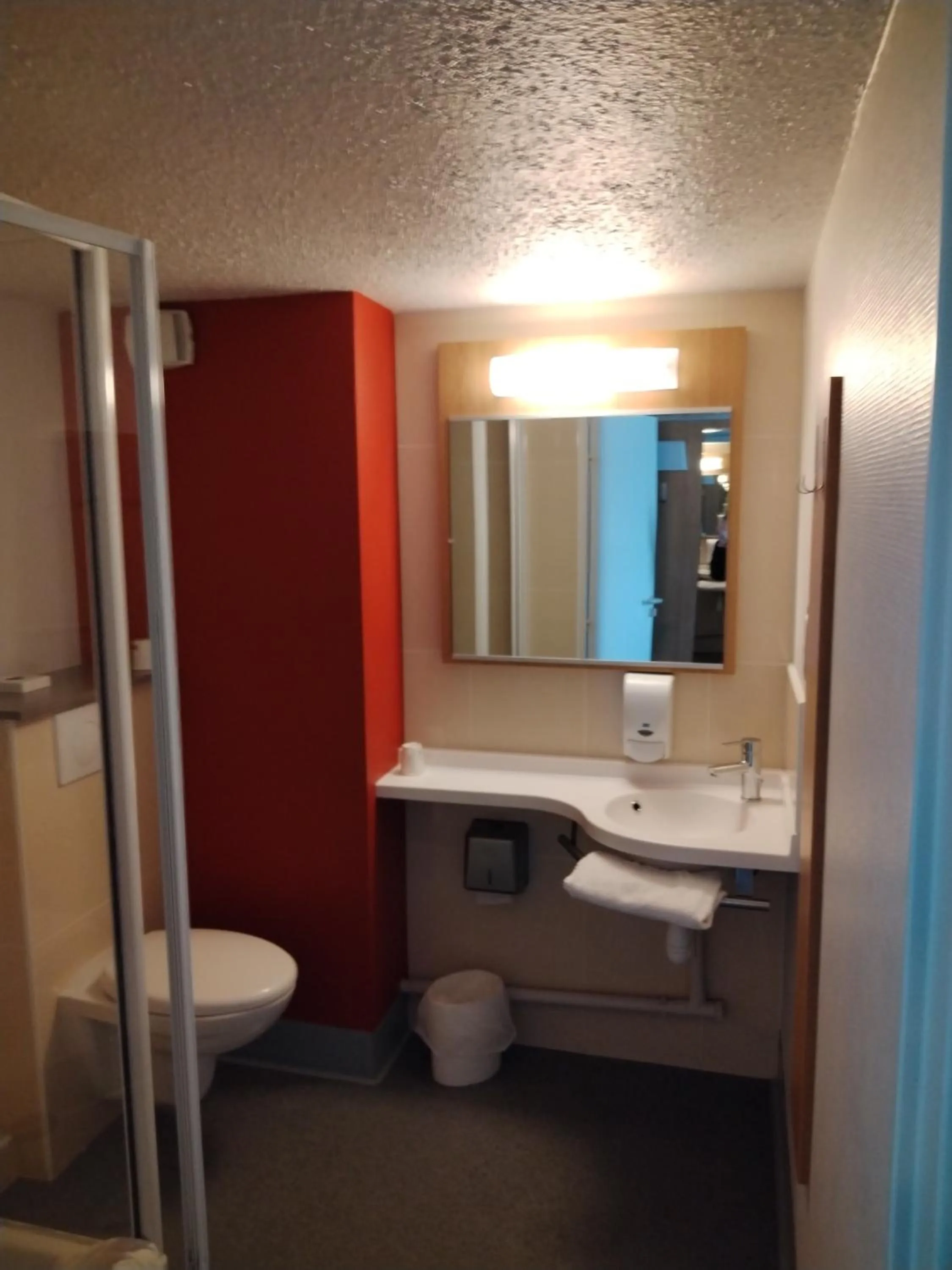 Toilet in Hotel Inn Design Montluçon