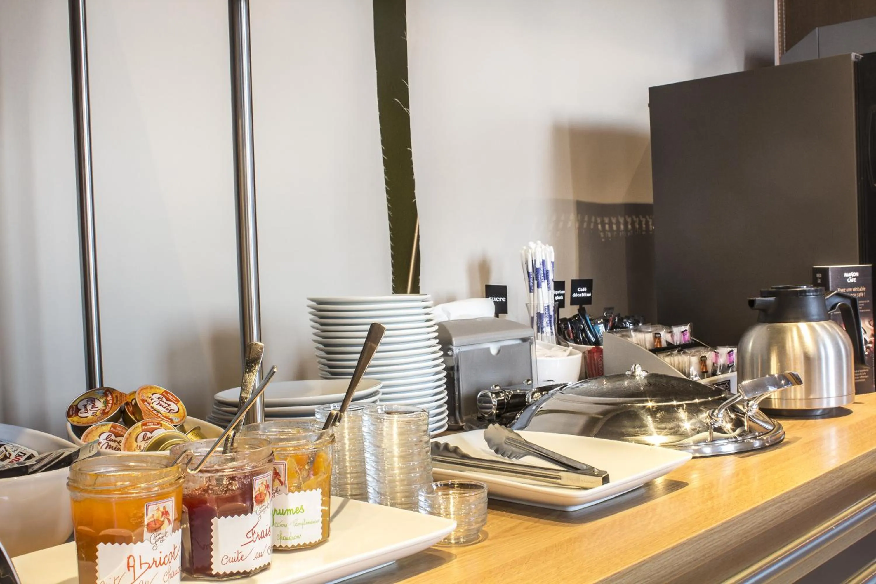 Food and drinks in Hotel Inn Design Montluçon