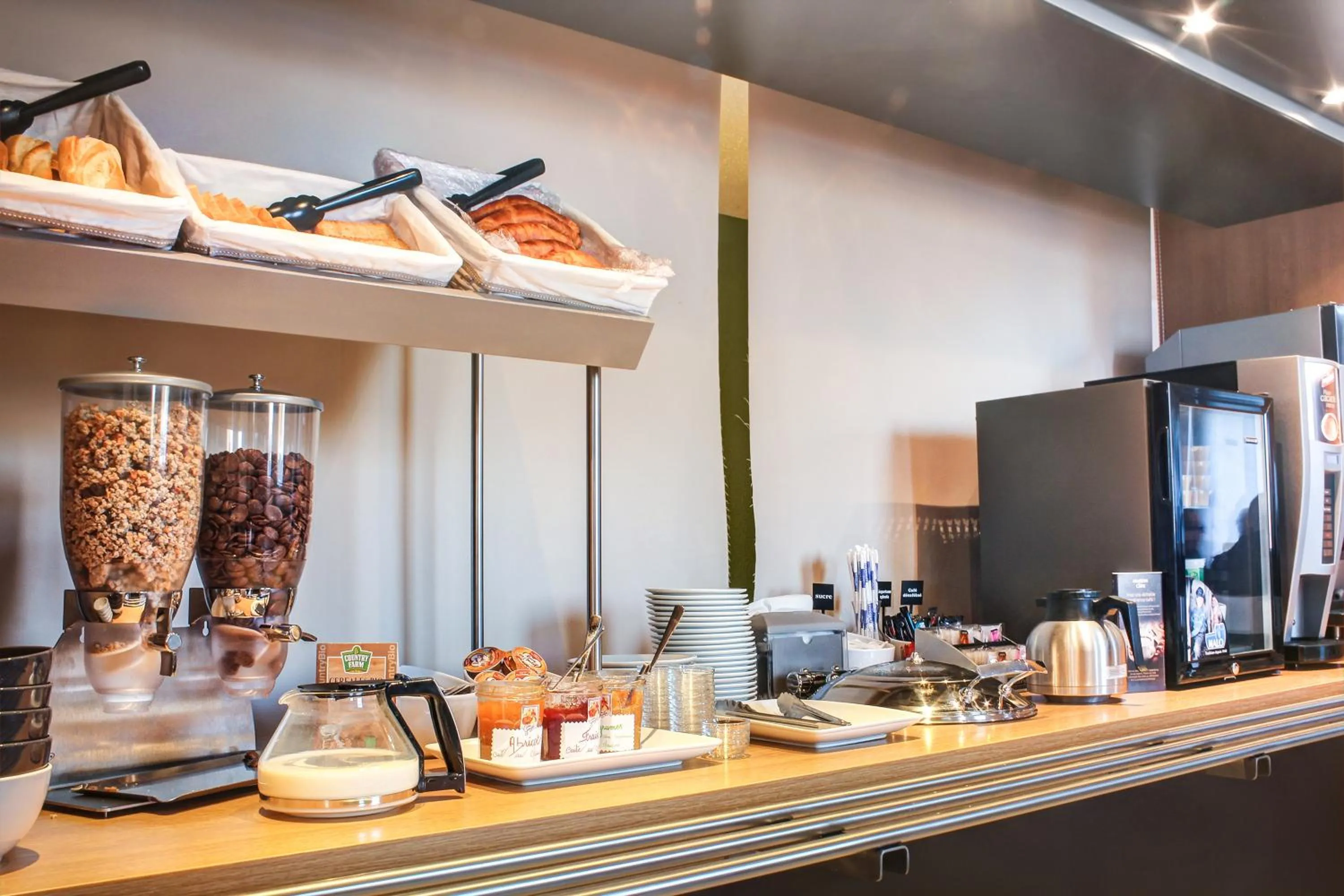 Food and drinks in Hotel Inn Design Montluçon