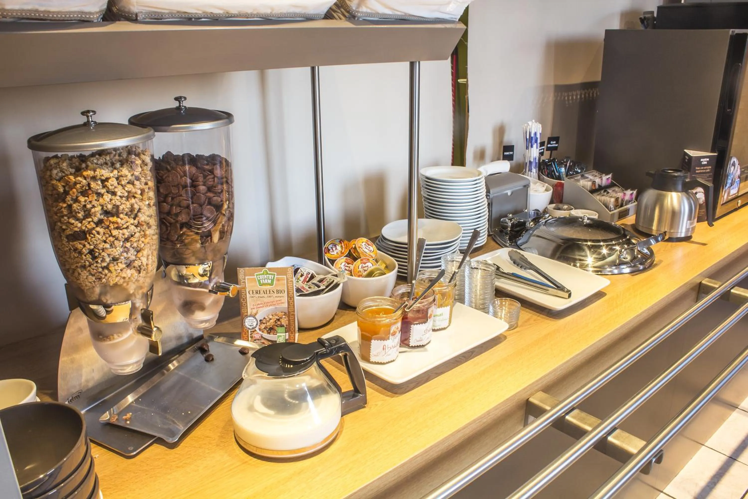 Food and drinks in Hotel Inn Design Montluçon