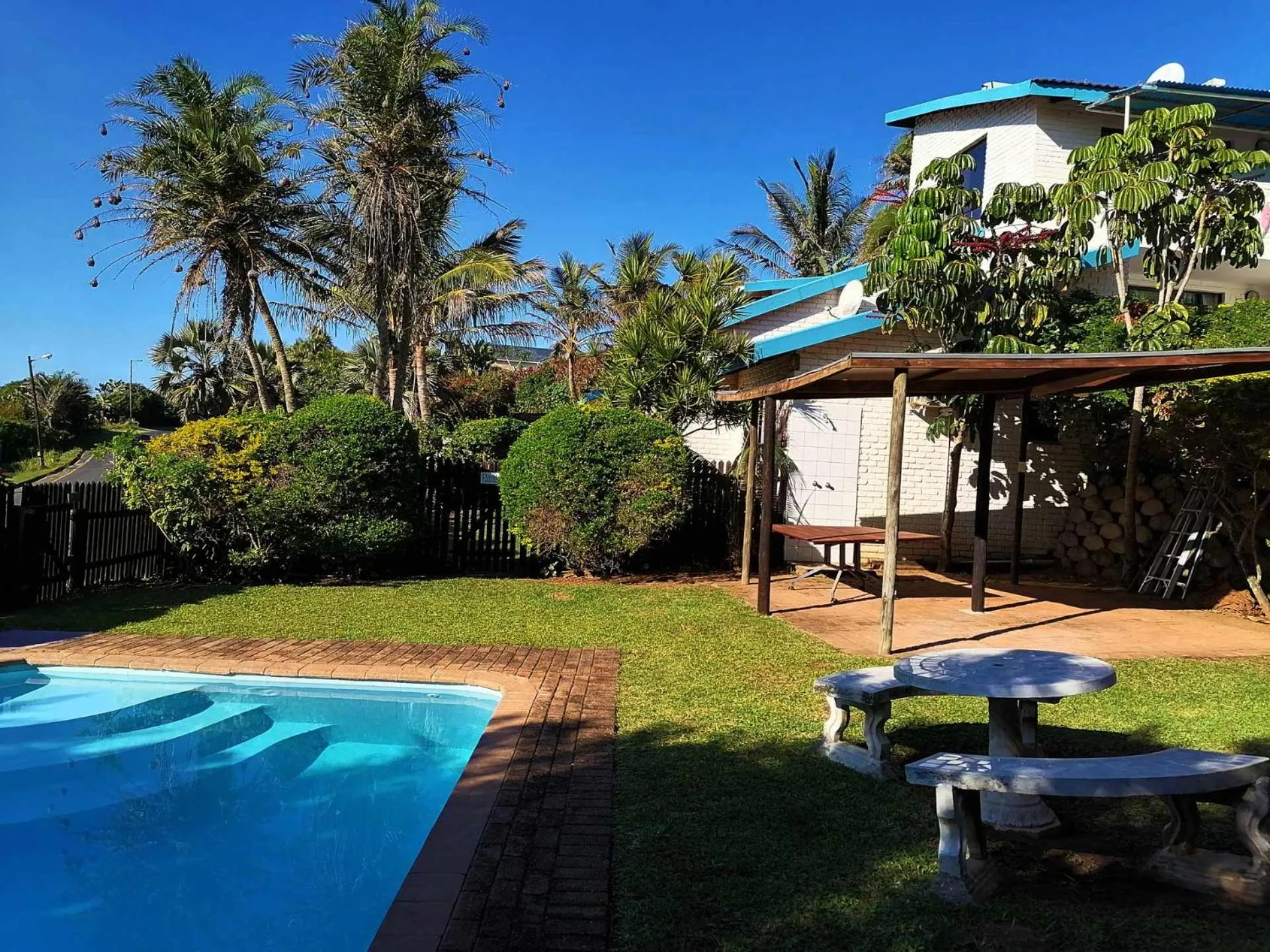 Garden in Boathouse Bed and Biscuit - Upper Deck
