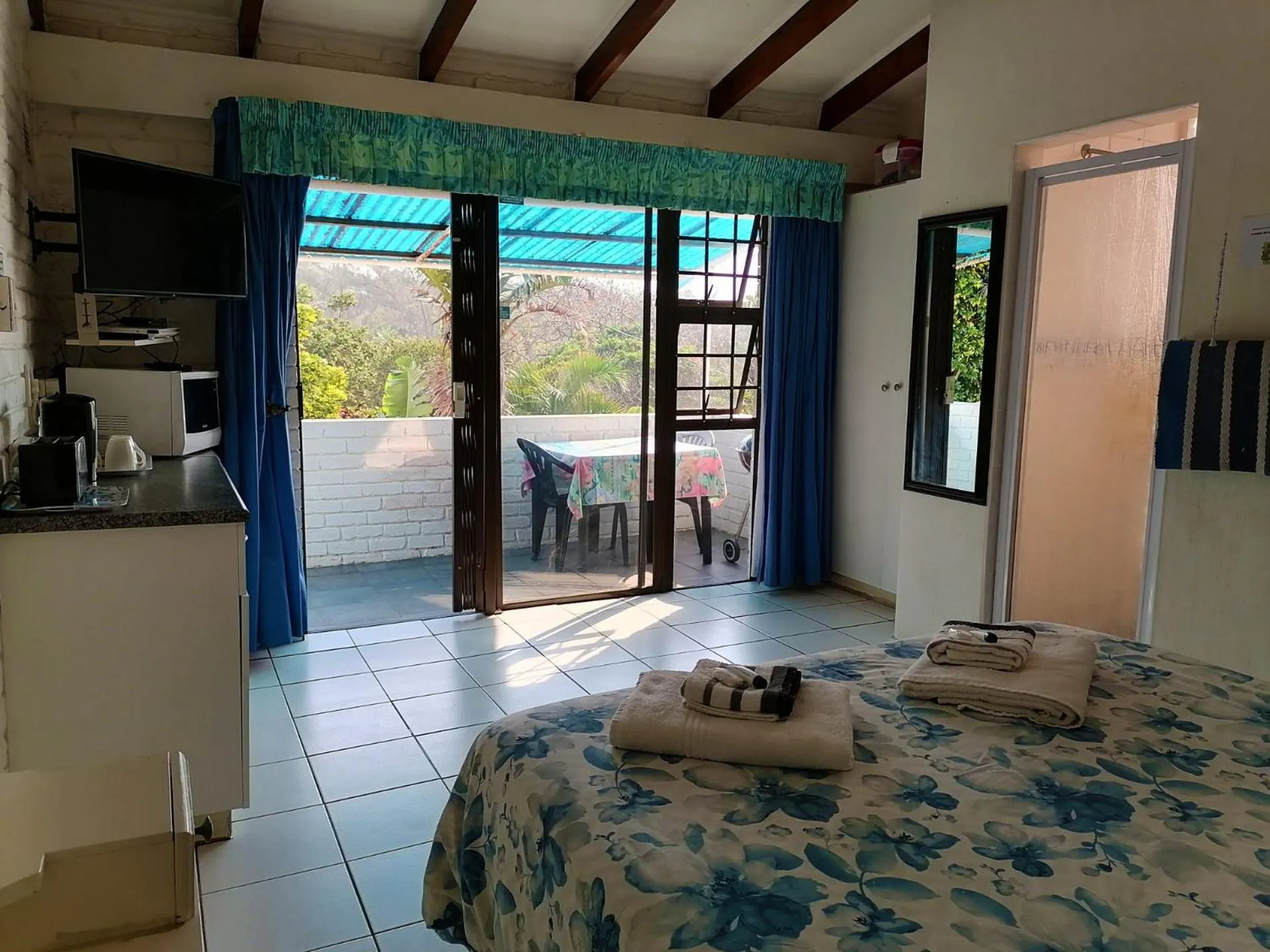 Bedroom, Bed in Boathouse Bed and Biscuit - Upper Deck