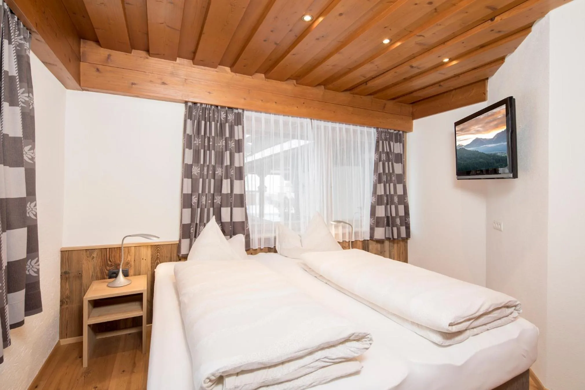 Bed in Angerer Alpine Suiten und Familienappartements Tirol