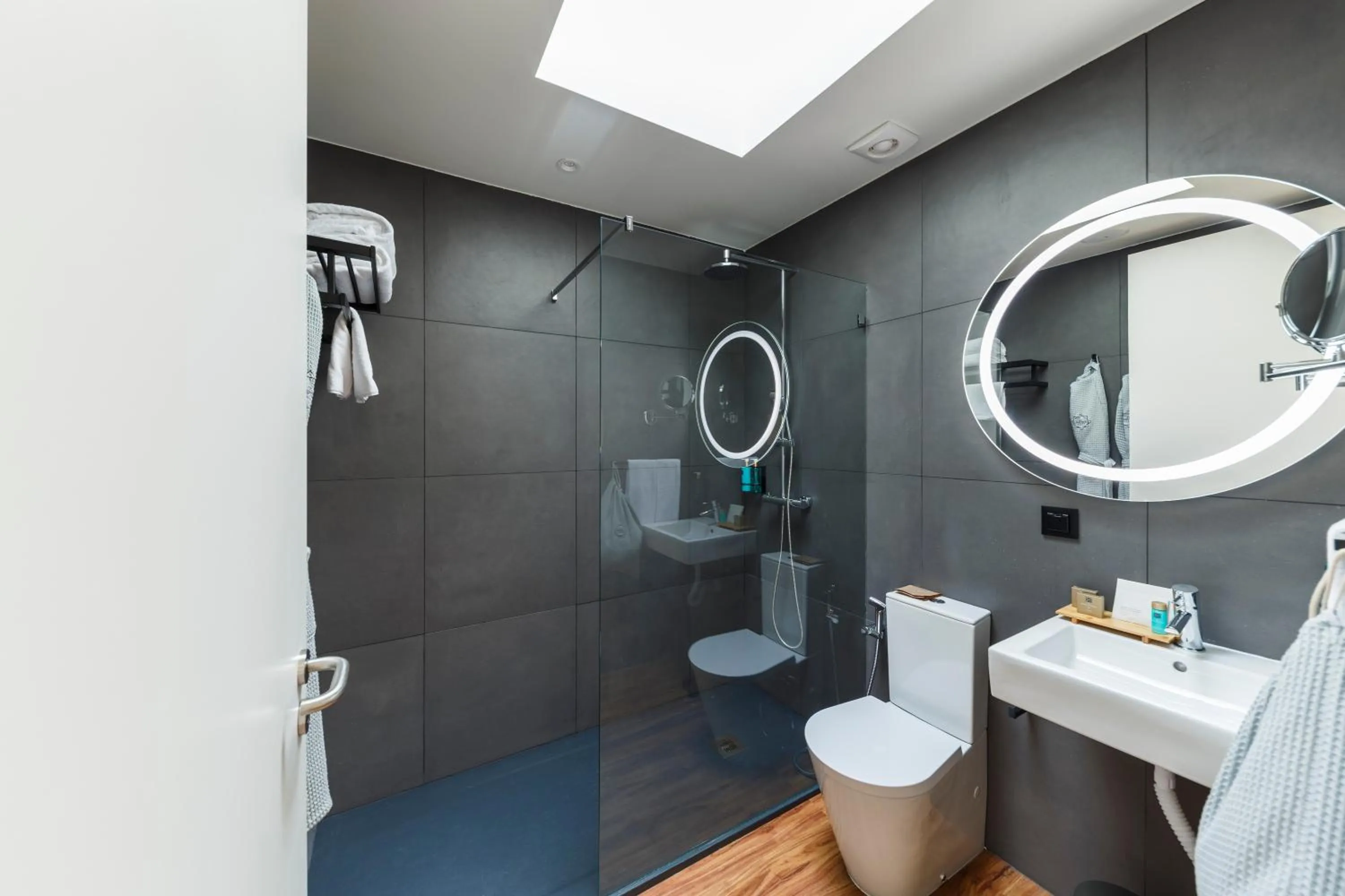 Bathroom in The Shipyard - Angra