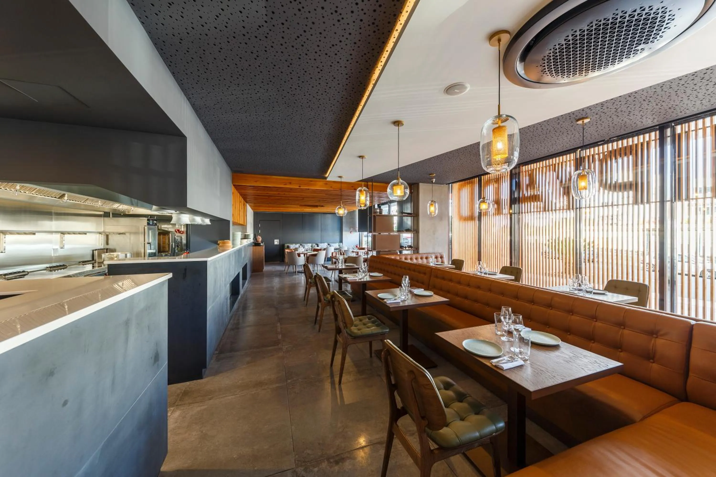 Restaurant/places to eat in The Shipyard - Angra