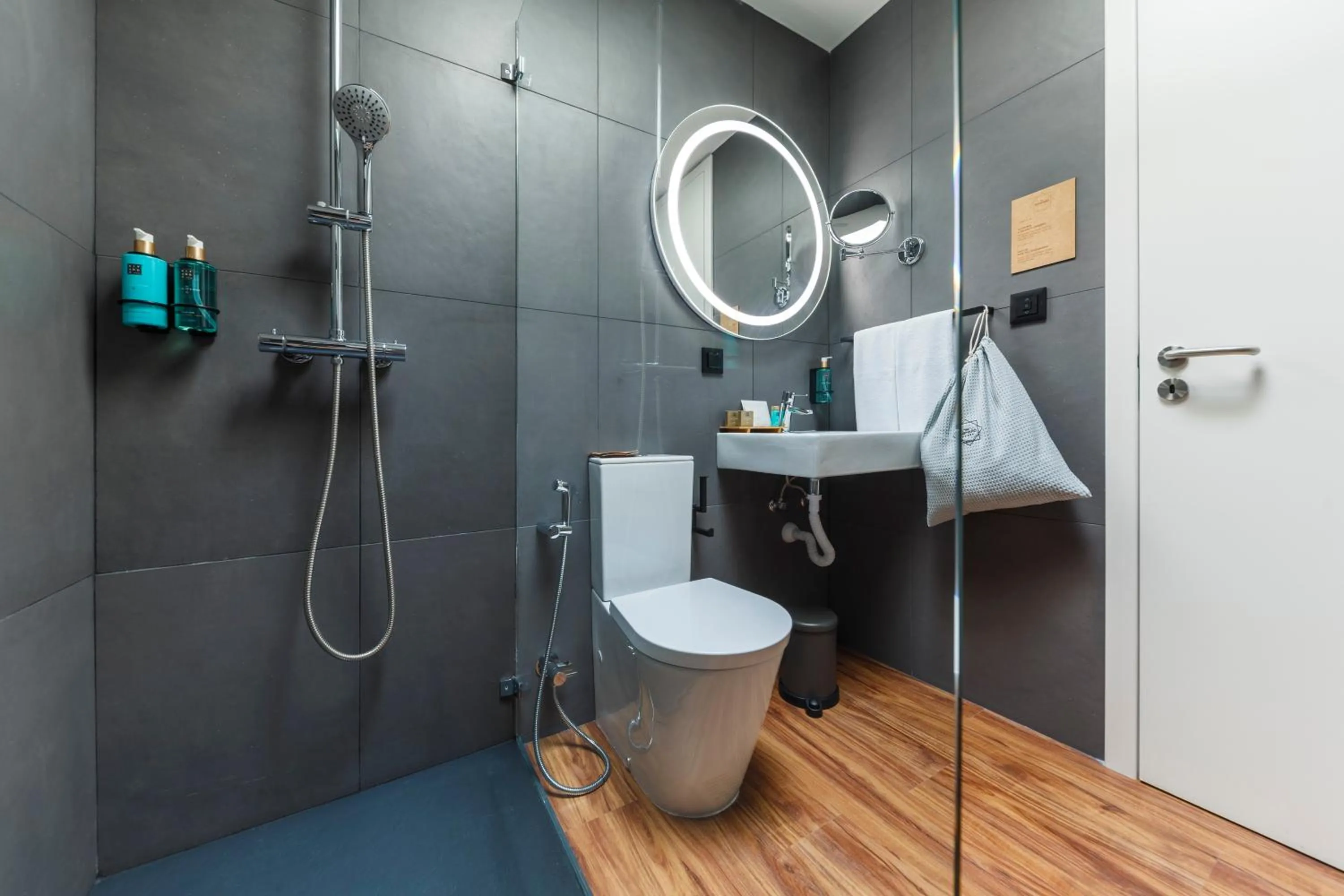 Bathroom in The Shipyard - Angra