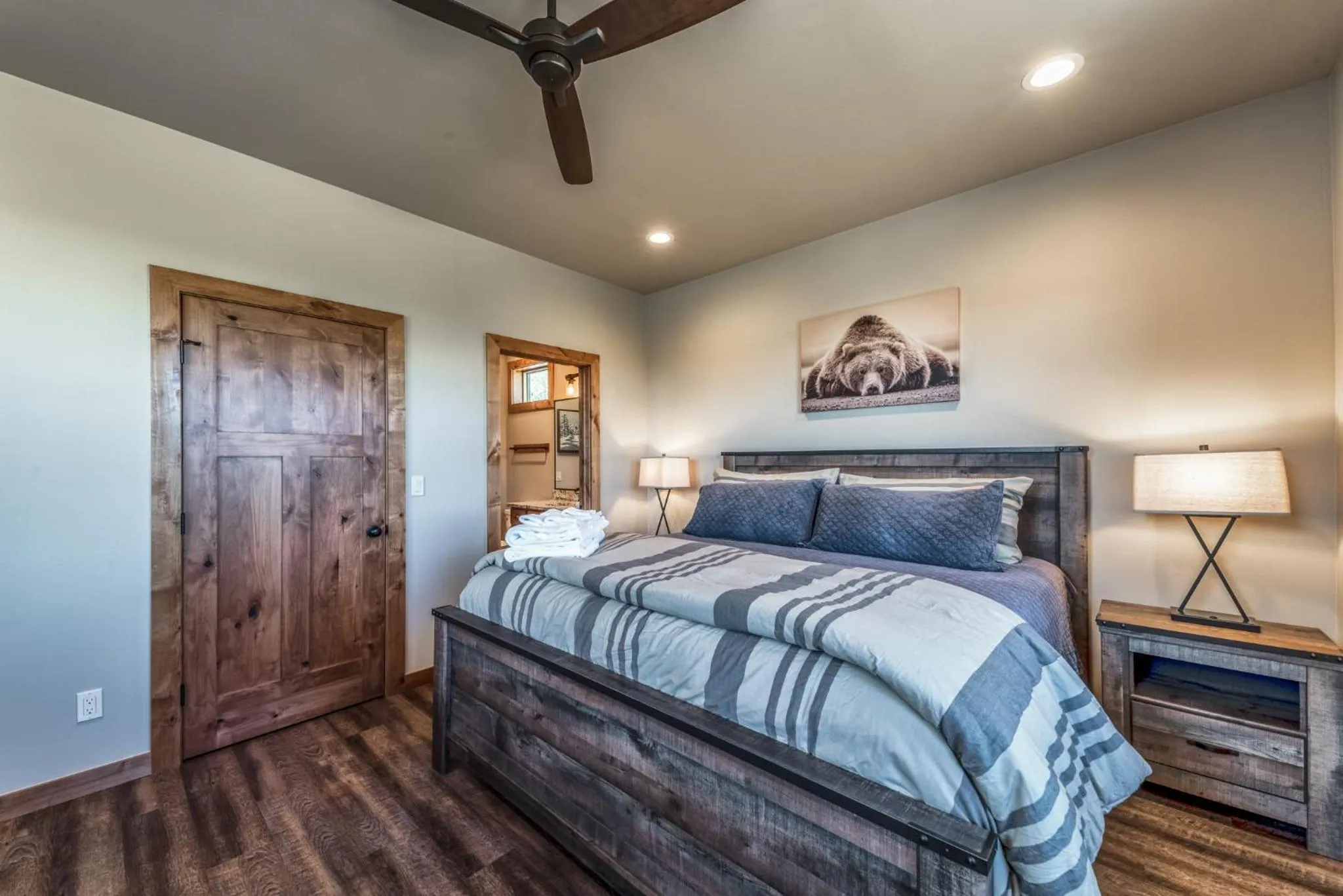 Bedroom, Bed in Wine Top