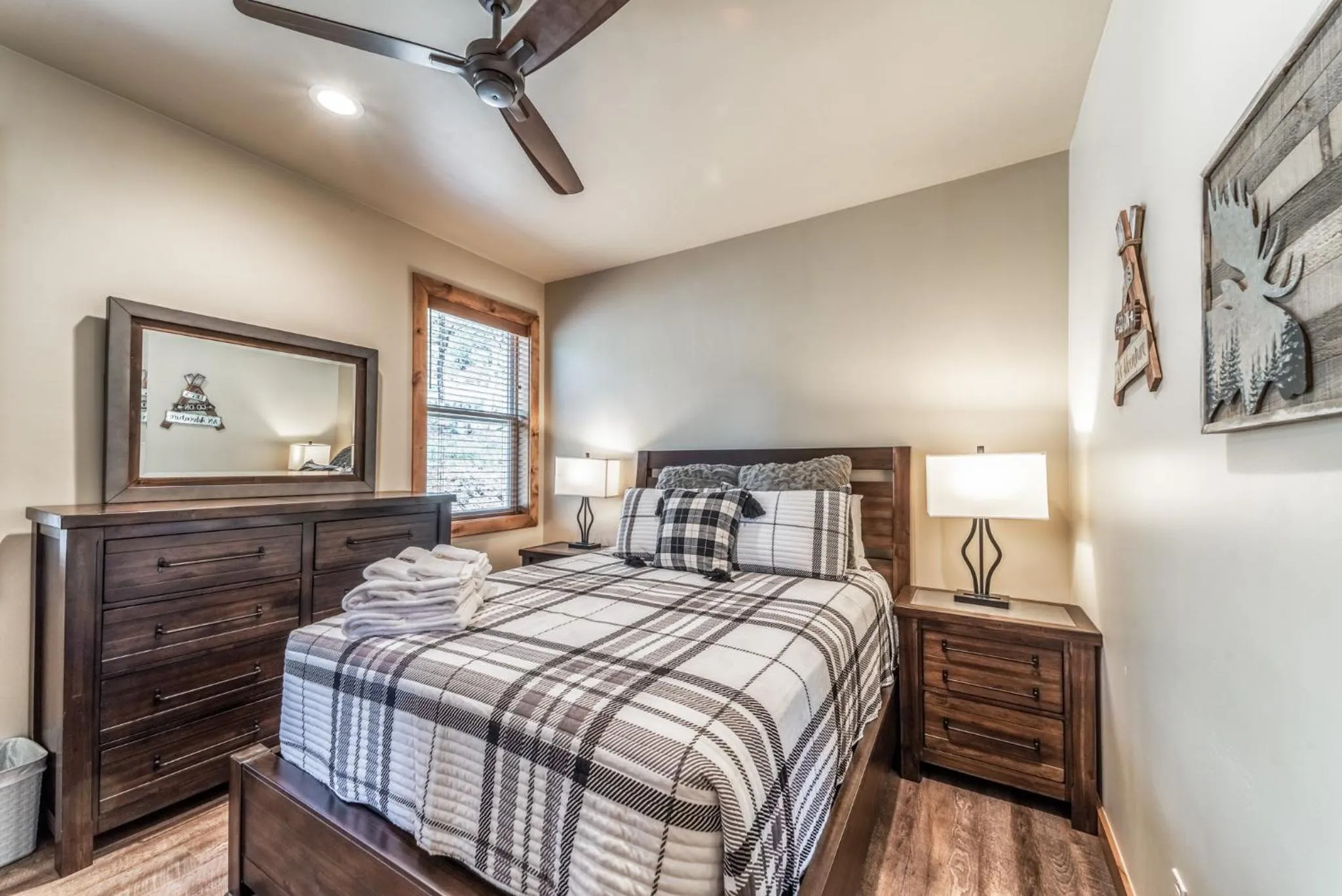 Bedroom, Bed in Wine Top