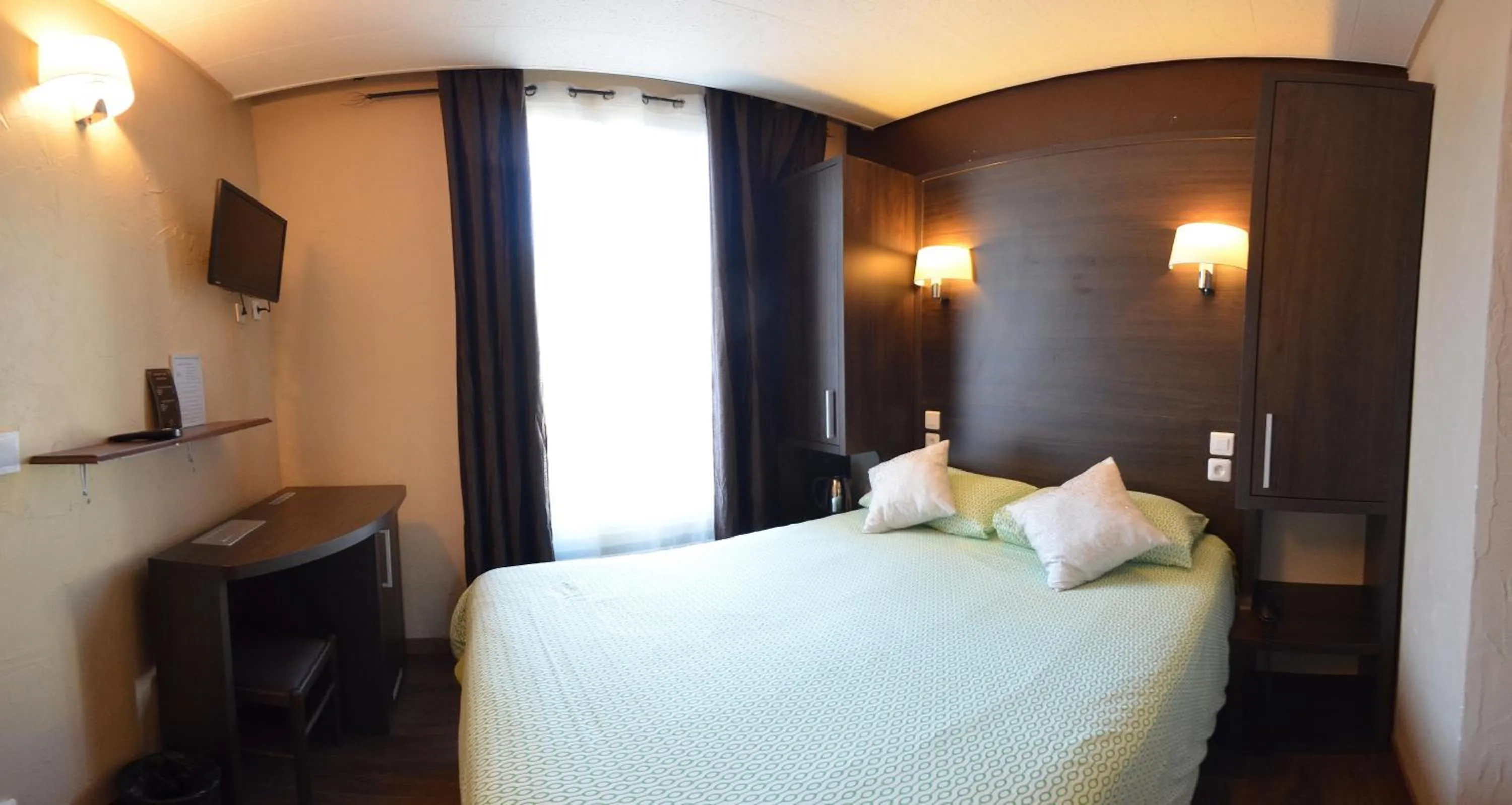 Bed in Hôtel du Parc