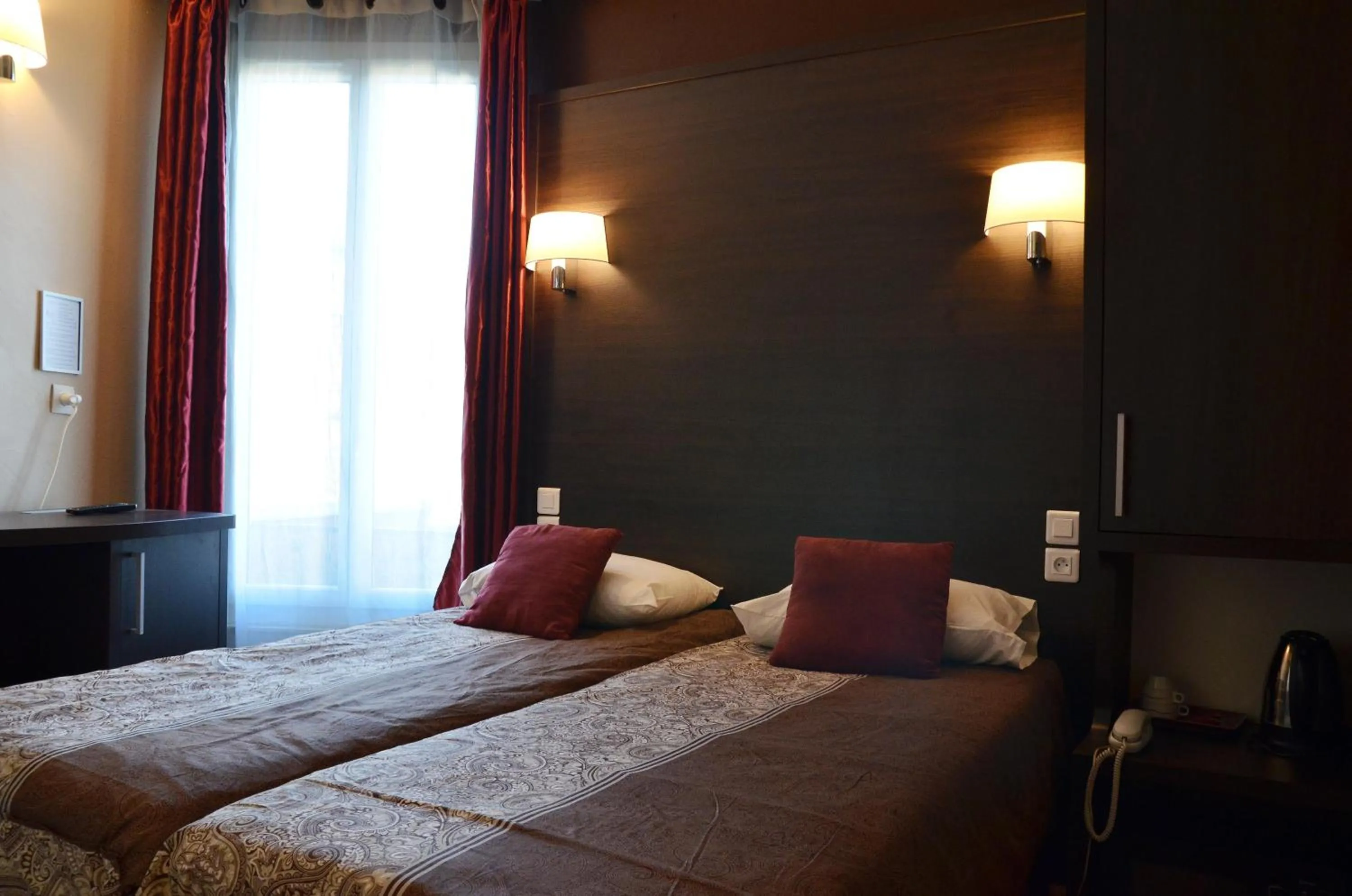 Photo of the whole room, Bed in Hôtel du Parc