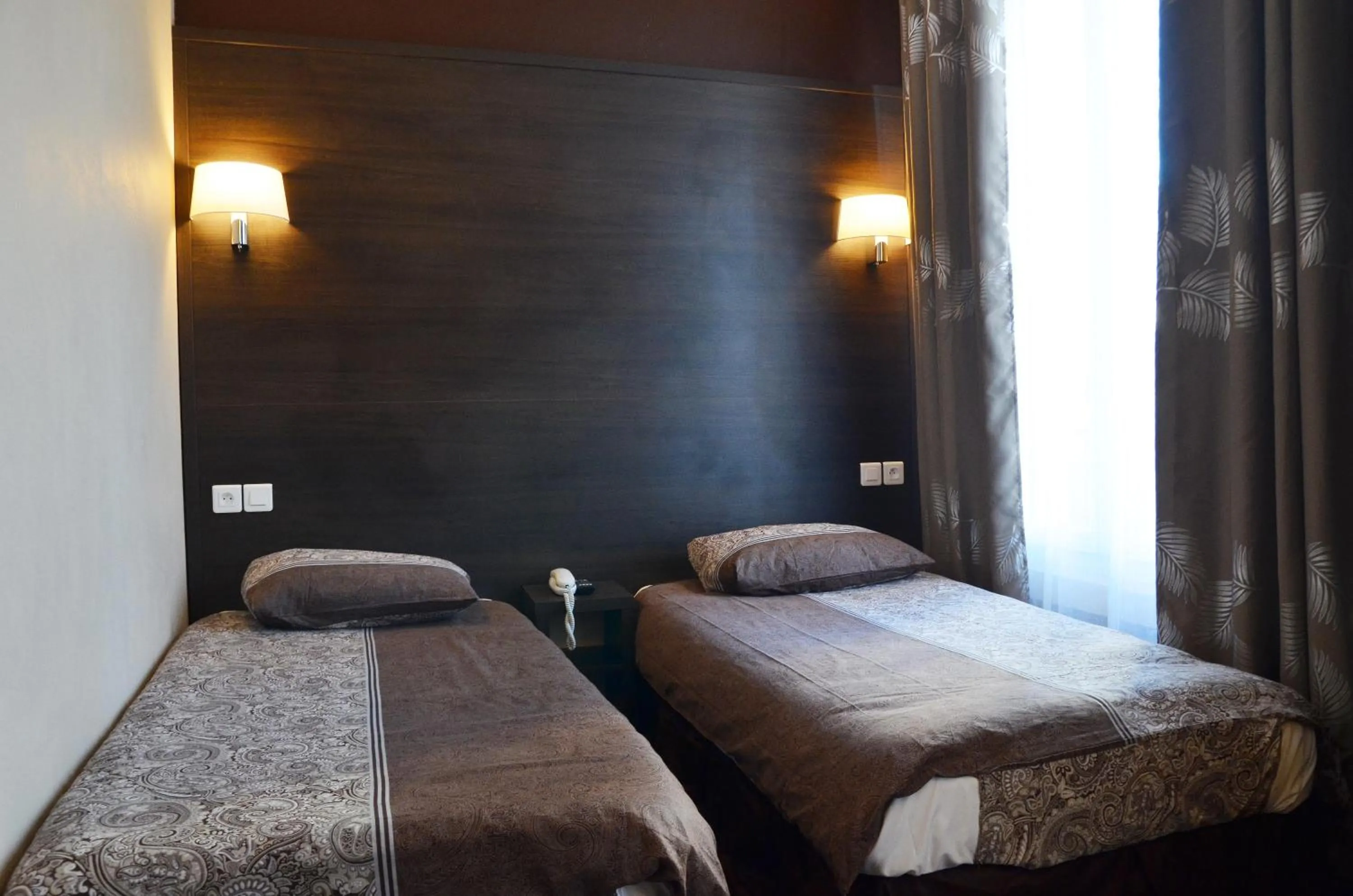 Photo of the whole room, Bed in Hôtel du Parc