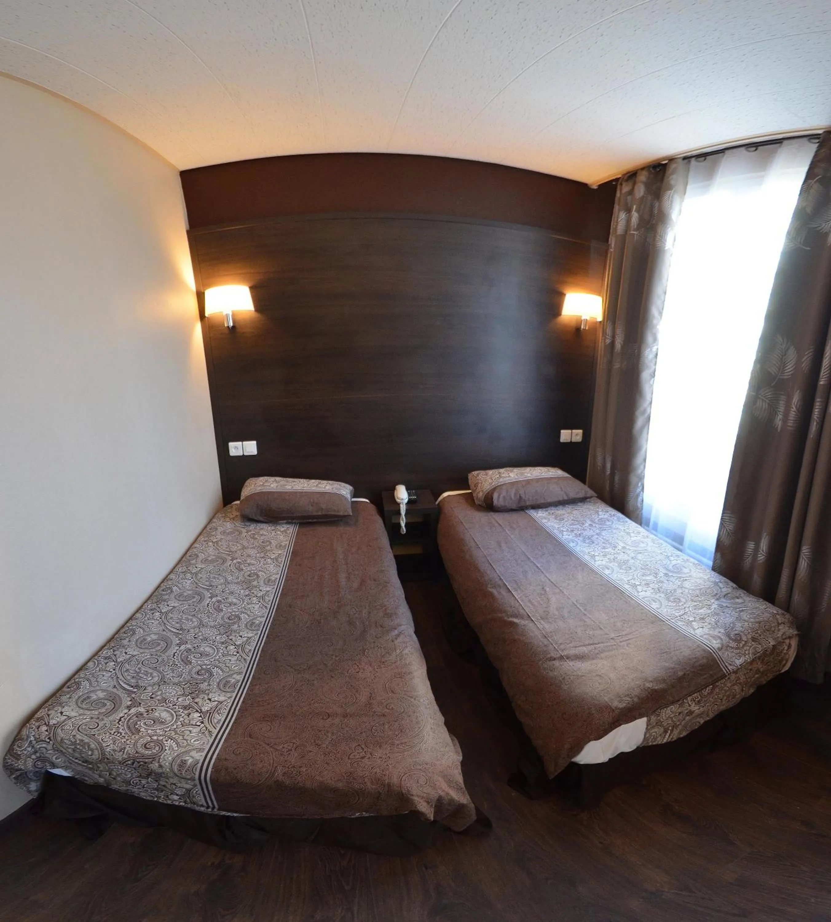 Photo of the whole room, Bed in Hôtel du Parc