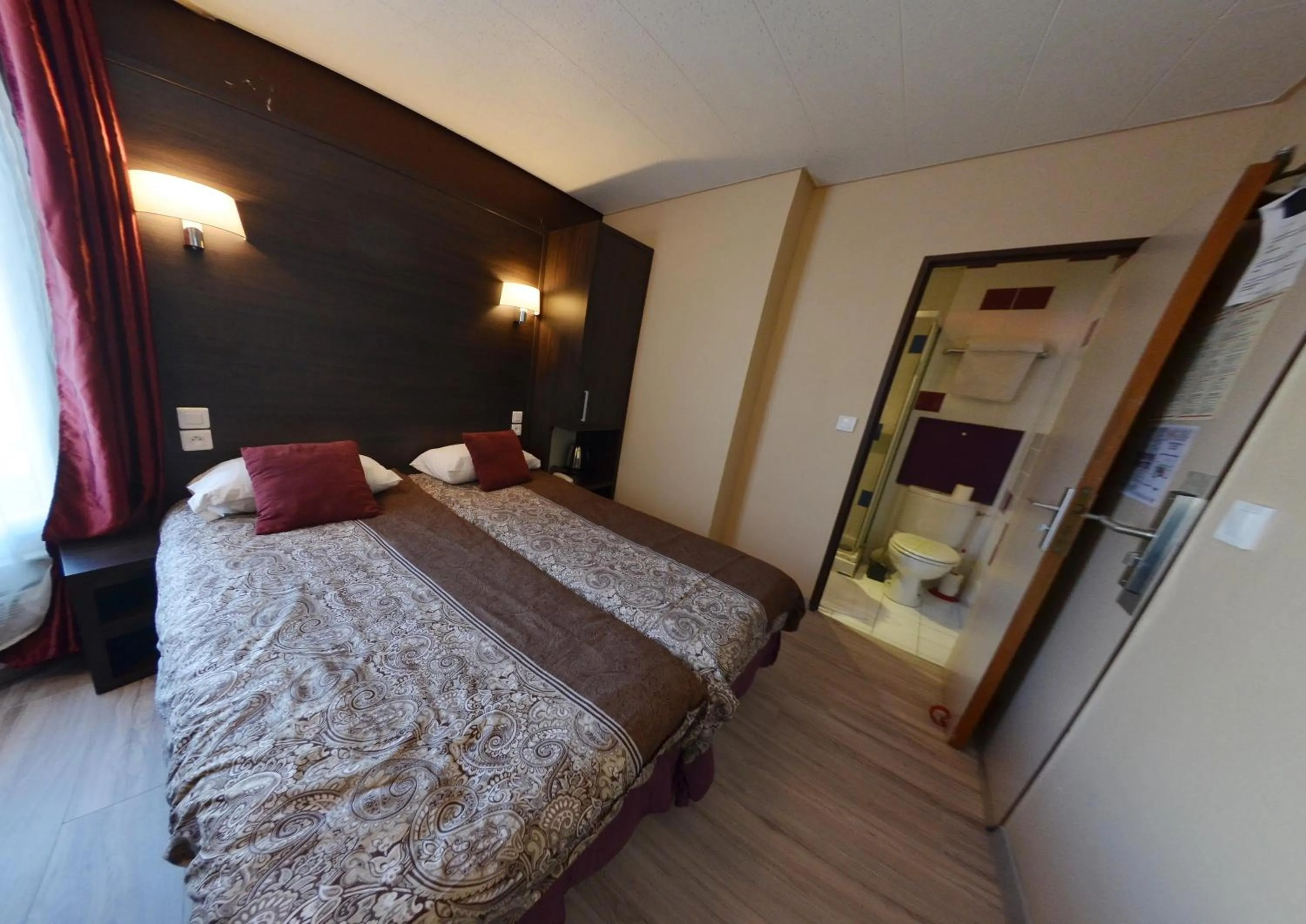 Photo of the whole room, Bed in Hôtel du Parc