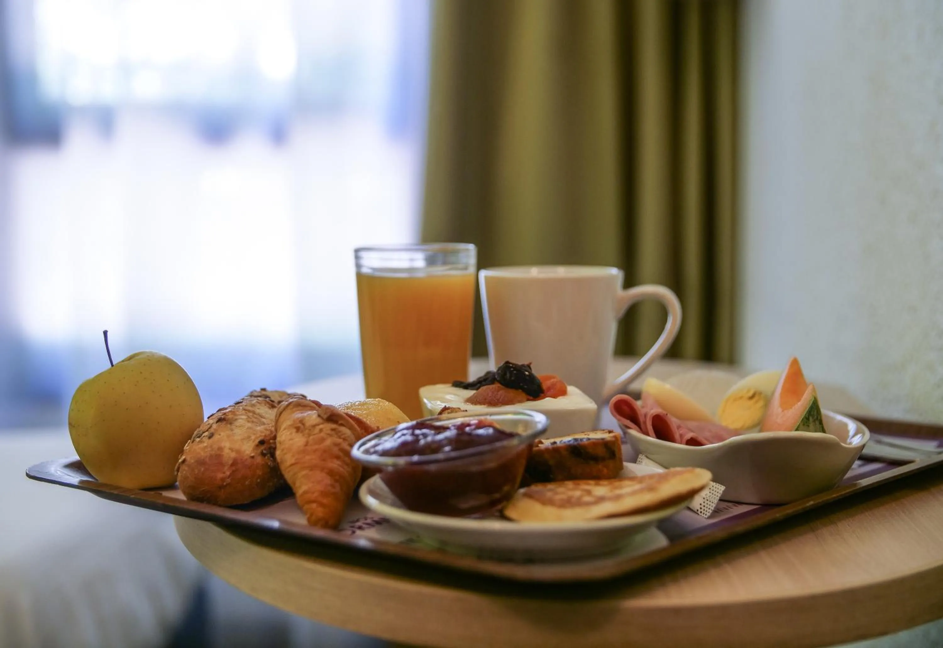 Continental breakfast in Hôtel Inn Design Resto Novo Alençon