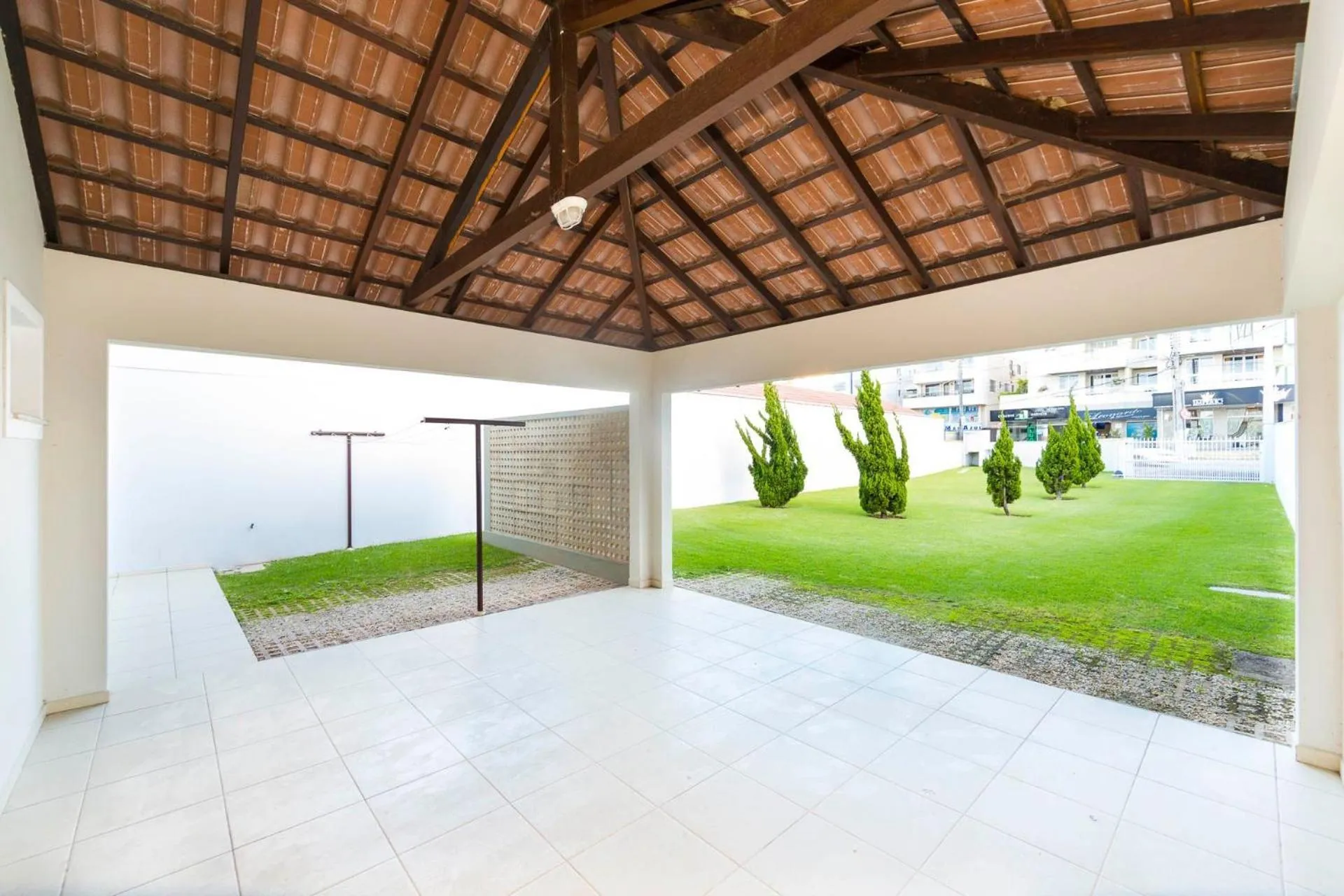 Balcony/Terrace in 066A - Fabulosa Casa Frente ao Mar para 08 pessoas na Praia de Bombinhas SC