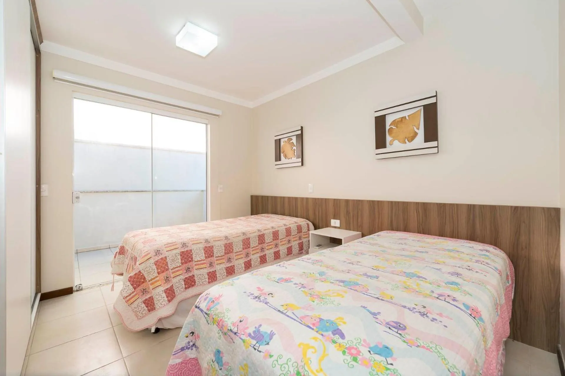 Bedroom, Bed in 066A - Fabulosa Casa Frente ao Mar para 08 pessoas na Praia de Bombinhas SC