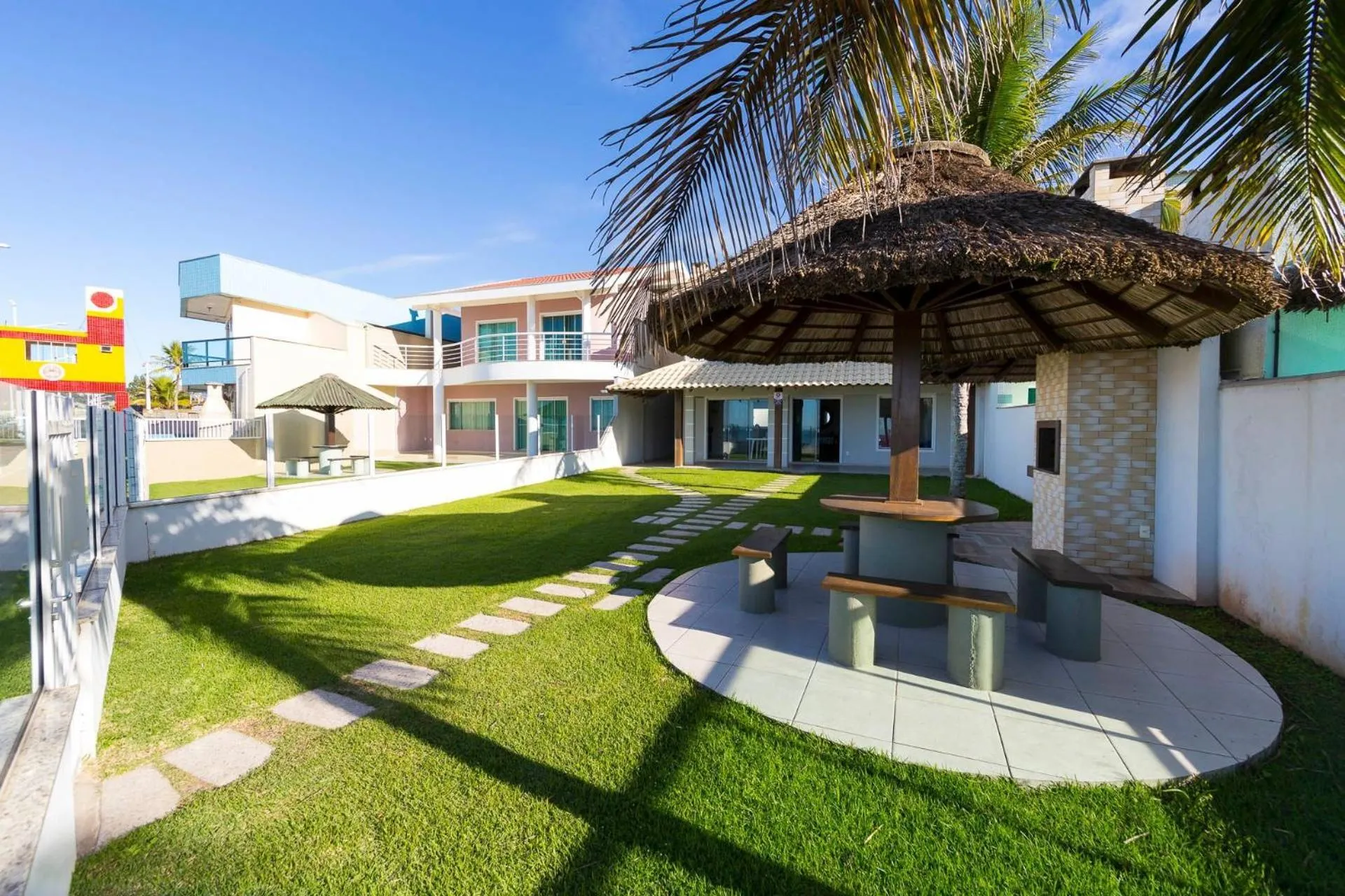 Facade/entrance in 066A - Fabulosa Casa Frente ao Mar para 08 pessoas na Praia de Bombinhas SC