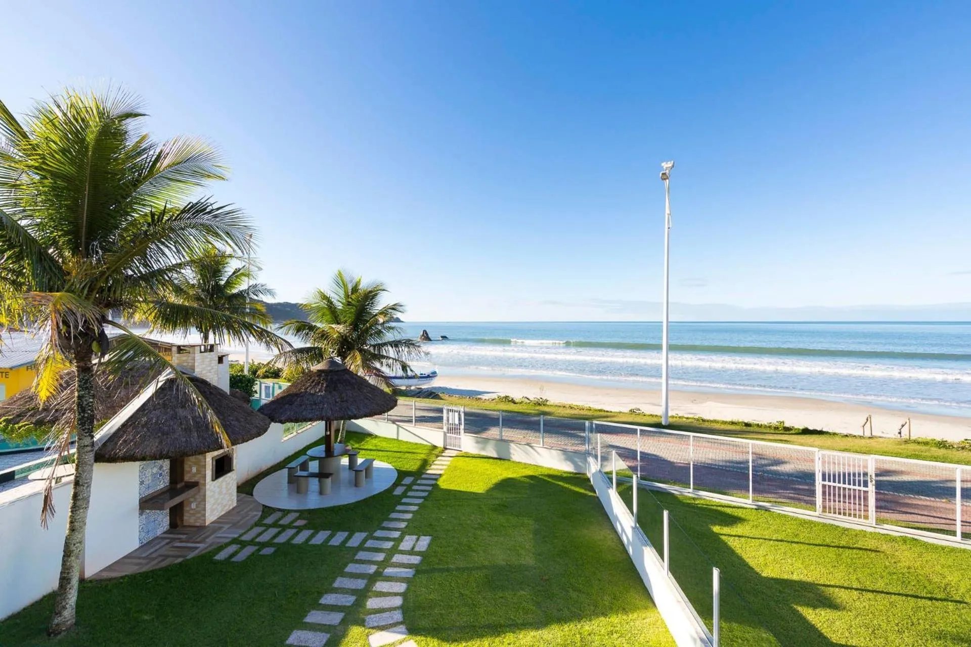 Sea view in 066A - Fabulosa Casa Frente ao Mar para 08 pessoas na Praia de Bombinhas SC