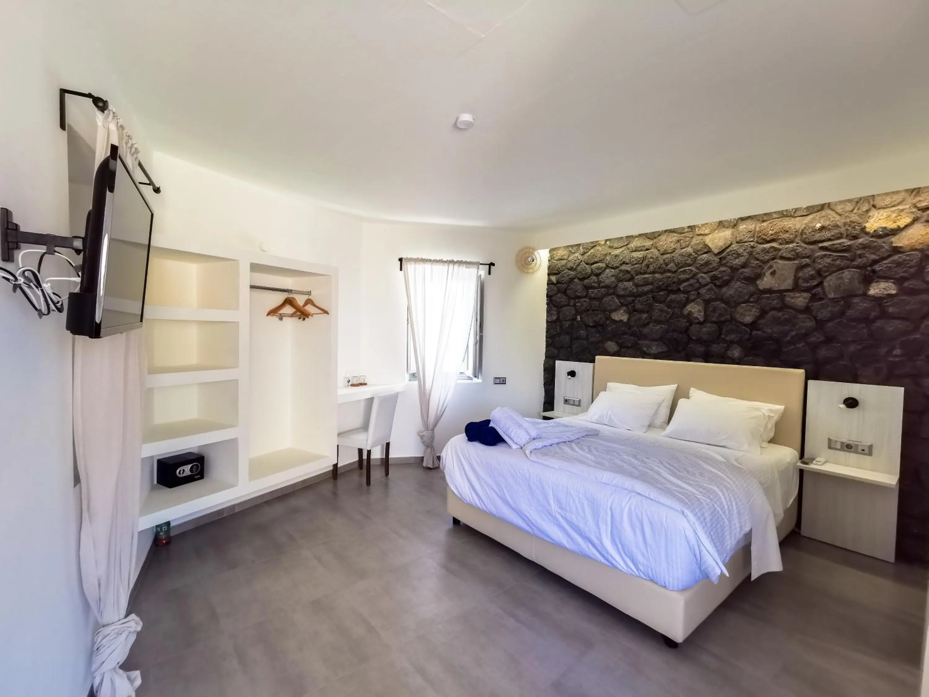 Photo of the whole room, Bed in Noir Santorini