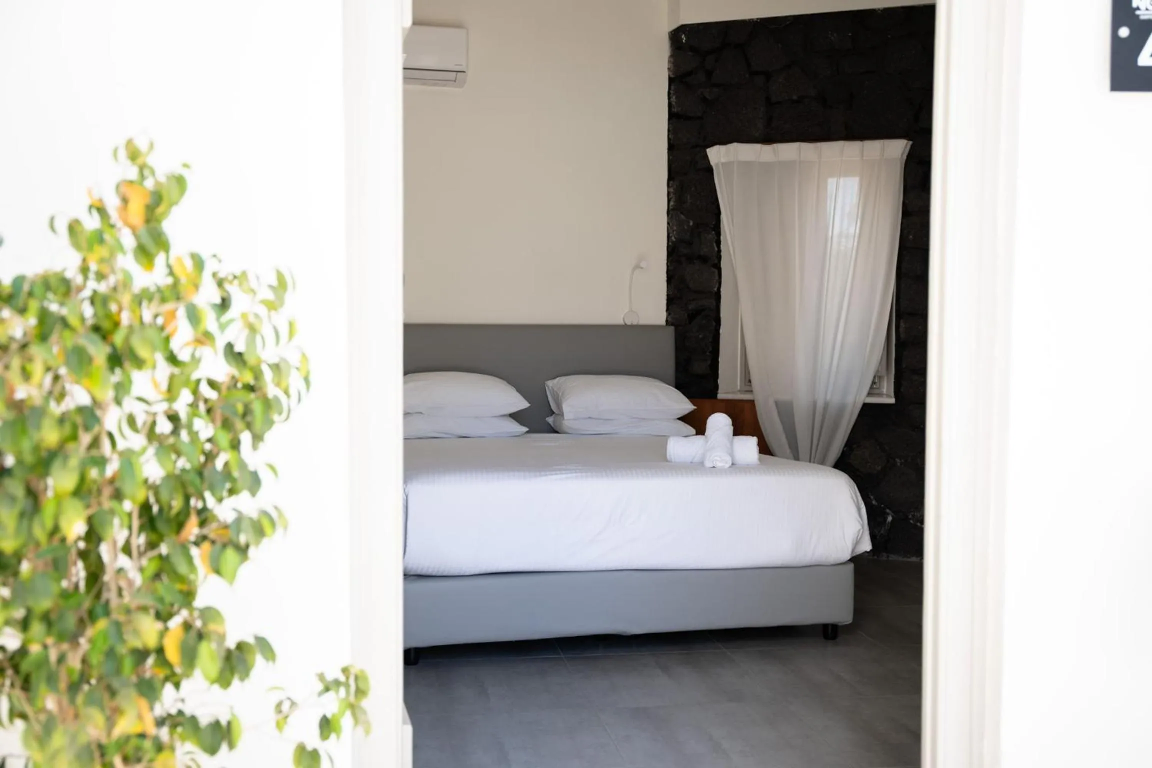 Bed in Noir Santorini