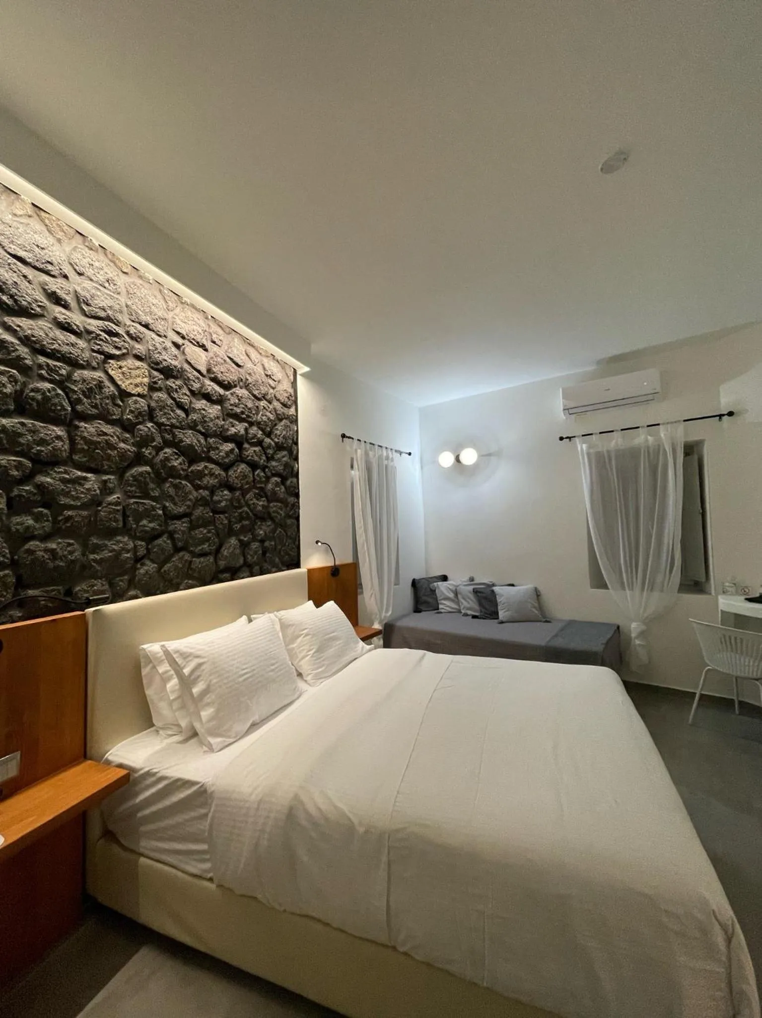 Bed in Noir Santorini