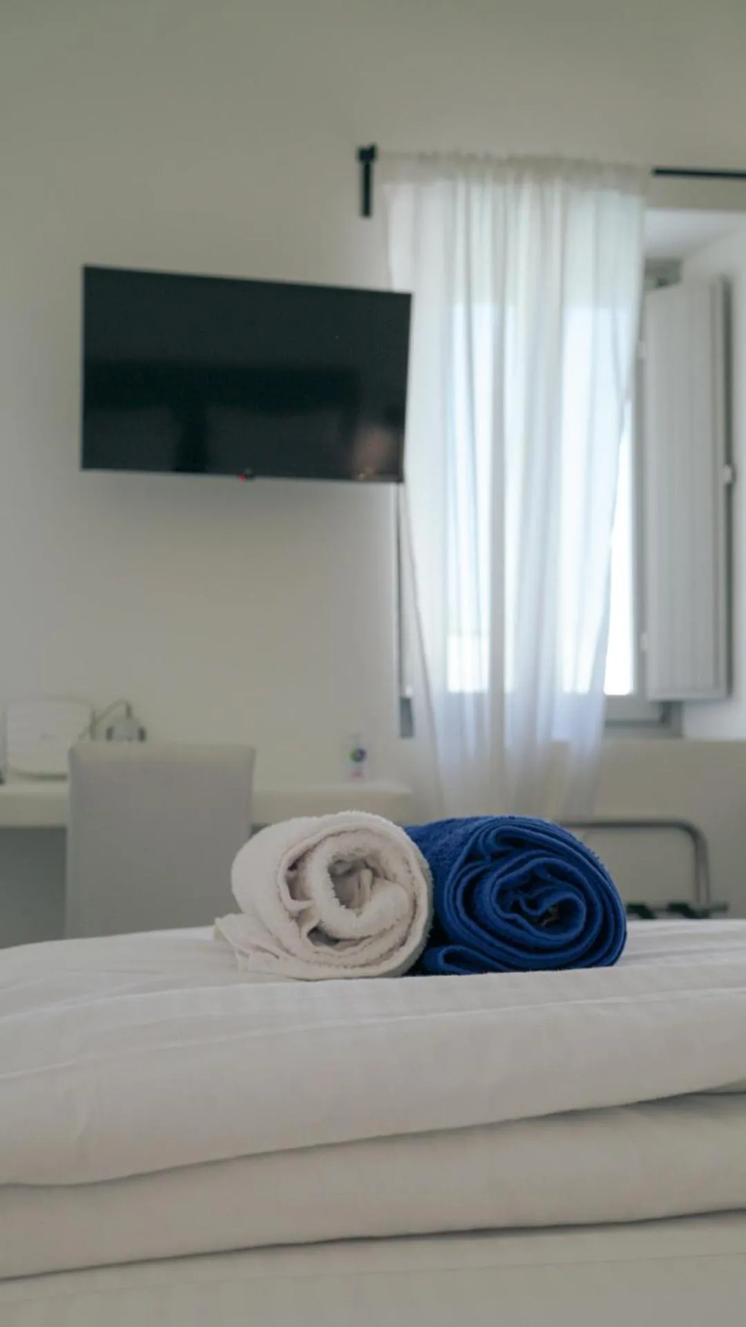 Bed in Noir Santorini