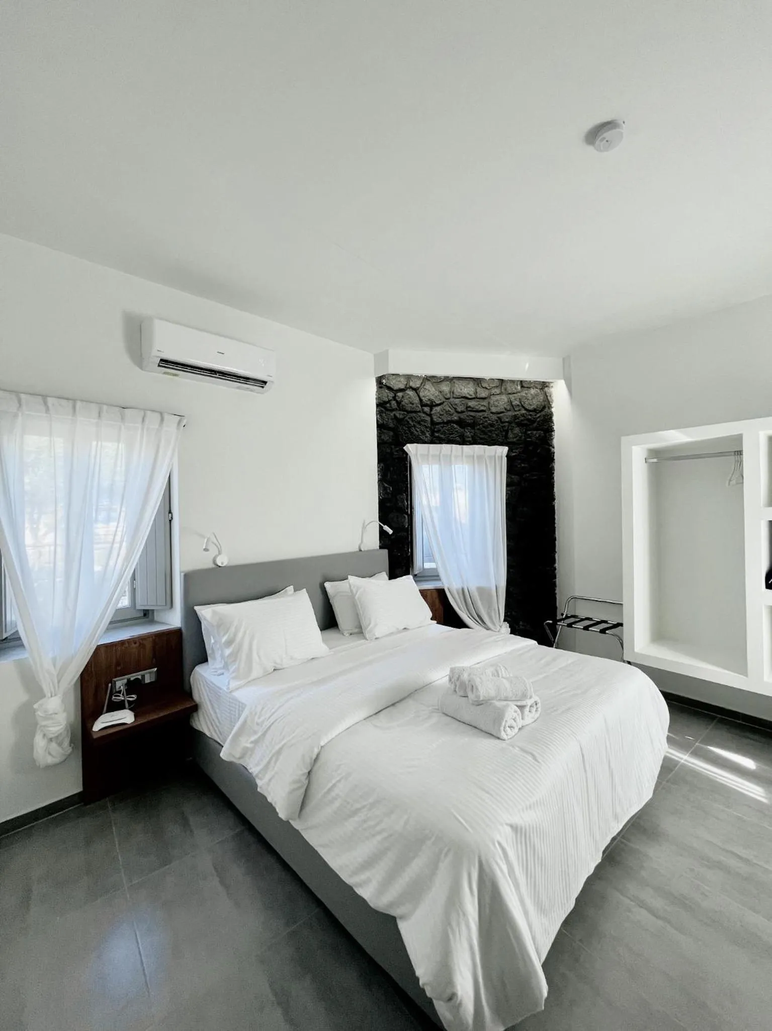 Bed in Noir Santorini