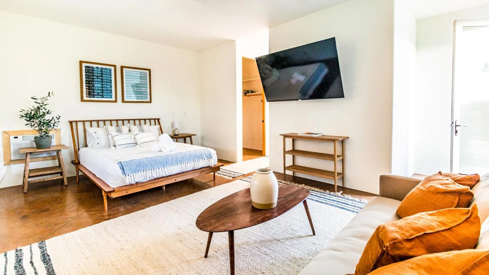 Bedroom, Bed in Desert villa with great views, hot tub and mini-golf
