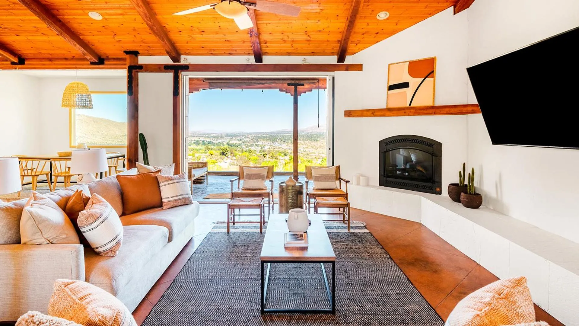 TV and multimedia in Desert villa with great views, hot tub and mini-golf