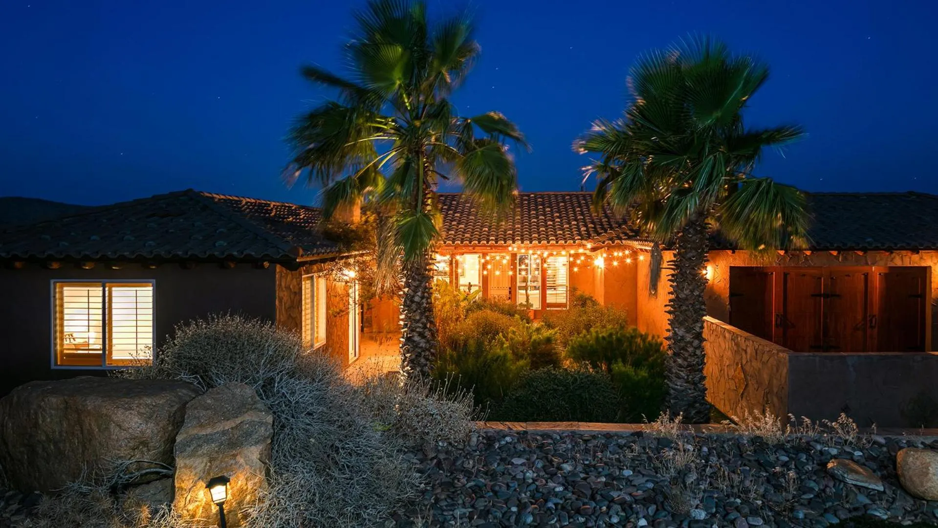 Facade/entrance in Desert villa with great views, hot tub and mini-golf