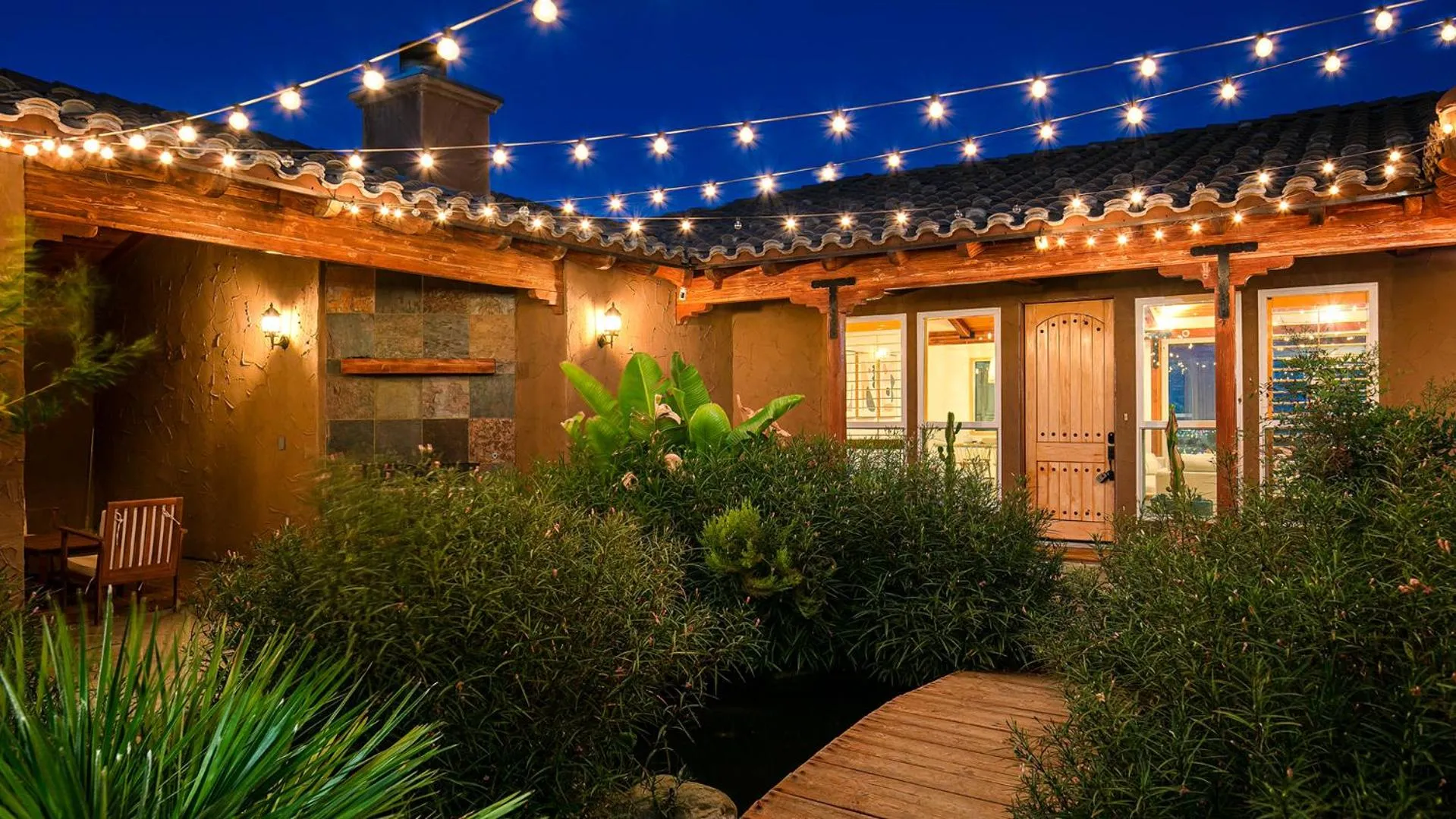 Facade/entrance in Desert villa with great views, hot tub and mini-golf