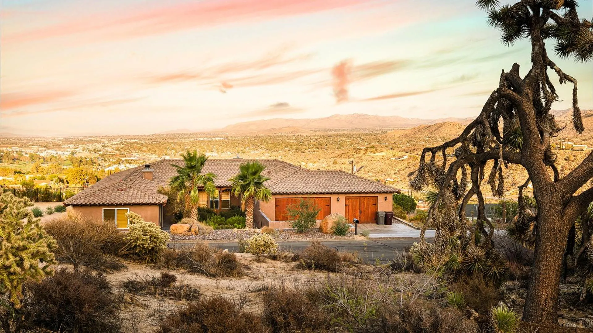 Desert villa with great views, hot tub and mini-golf