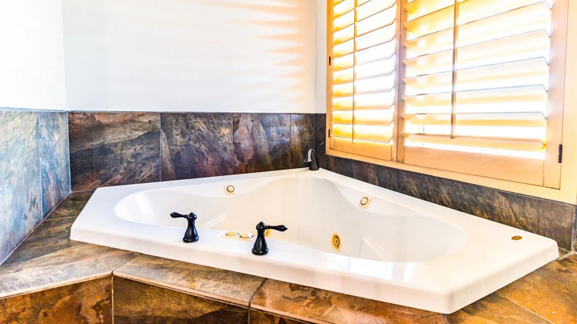 Bath in Desert villa with great views, hot tub and mini-golf