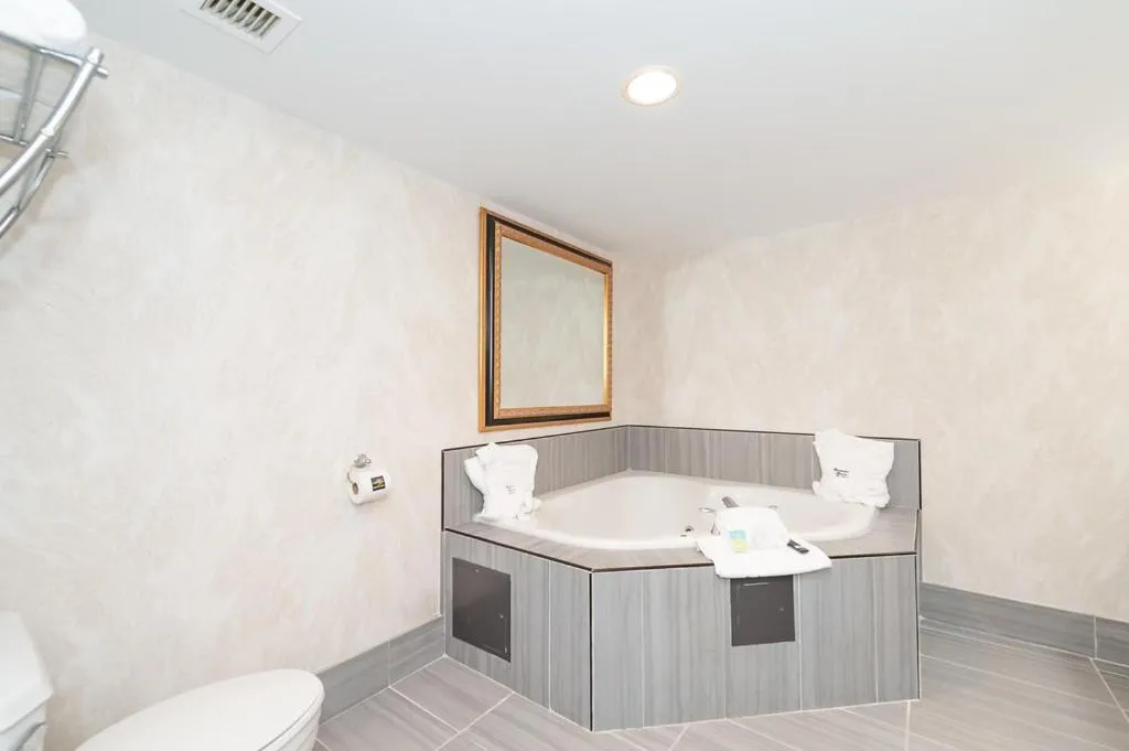 Bath in Bellissimo Hotel, Trademark by Wyndham Near Foxwoods Casino