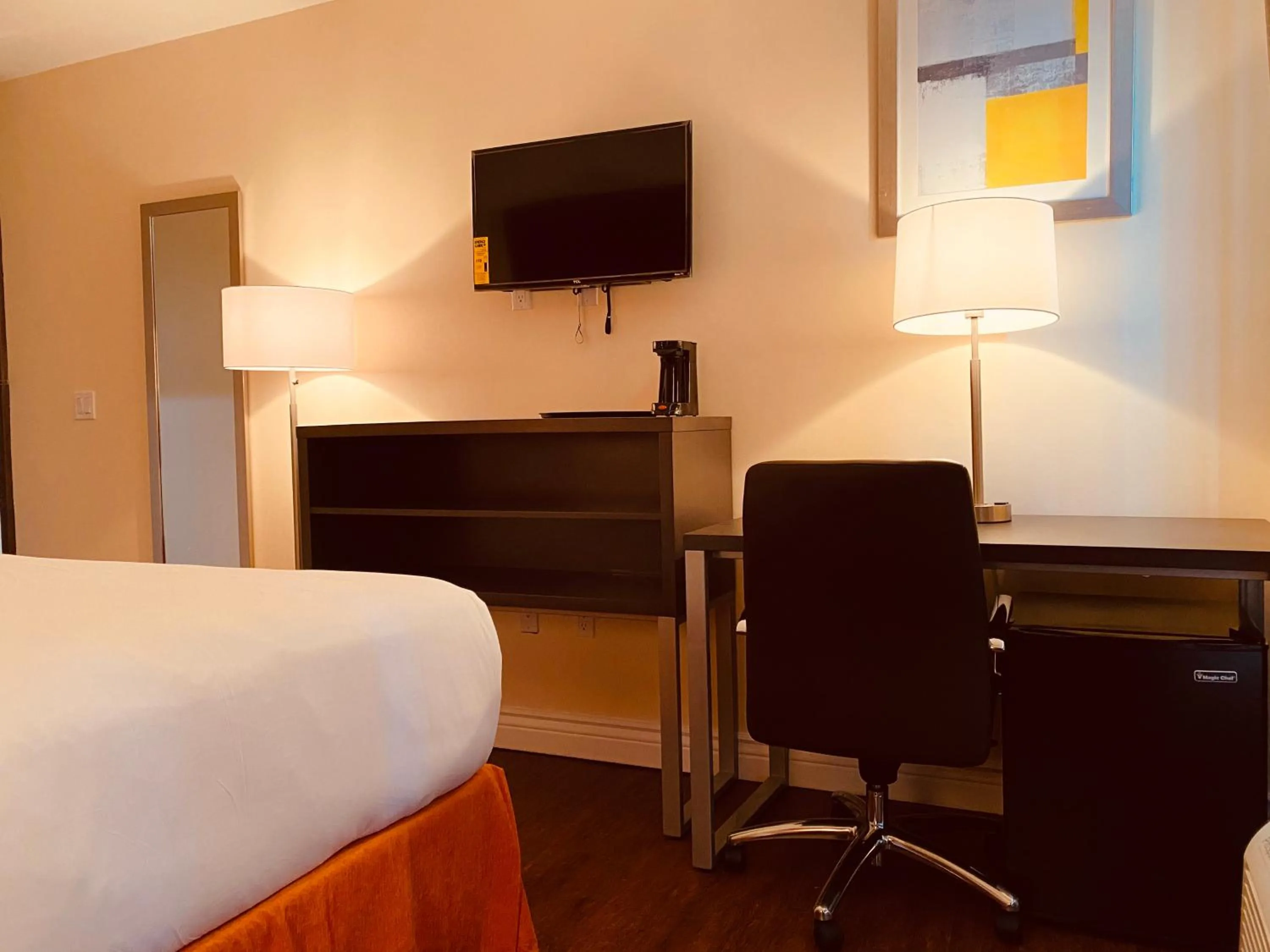 TV and multimedia, TV/Entertainment Center in Surface Inn Brooklyn