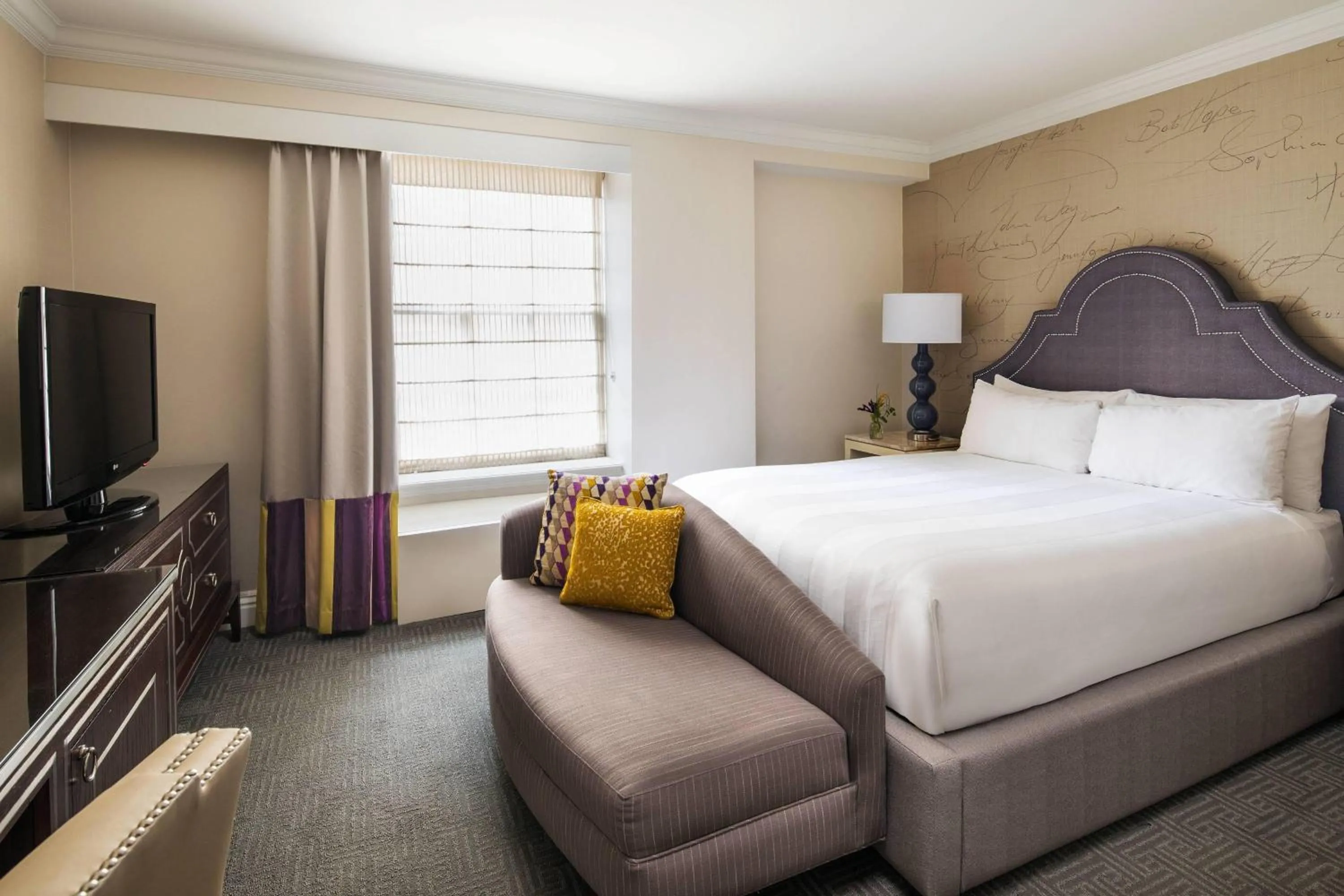 Photo of the whole room, Bed in The Mayflower Hotel, Autograph Collection