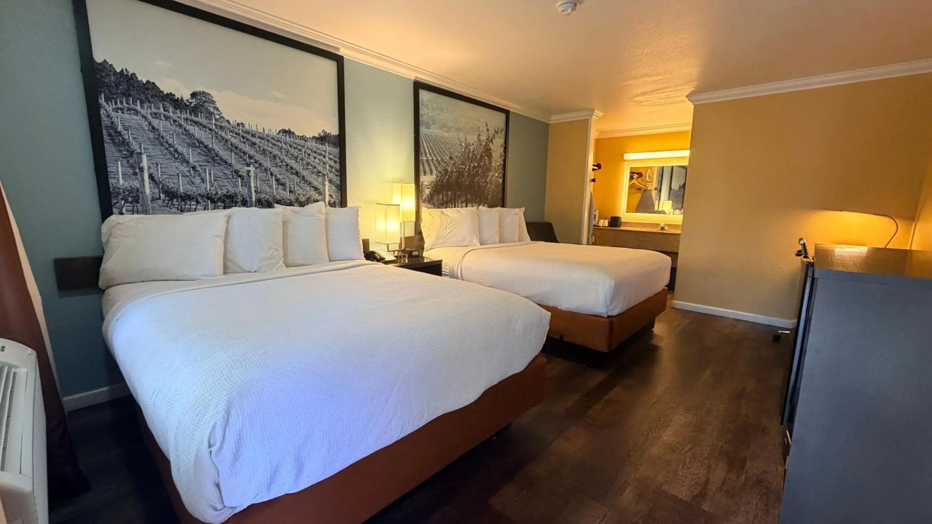 Photo of the whole room, Bed in The Orchard Hotel Ukiah Wine Country Free Breakfast, Pool, & Hot Tub