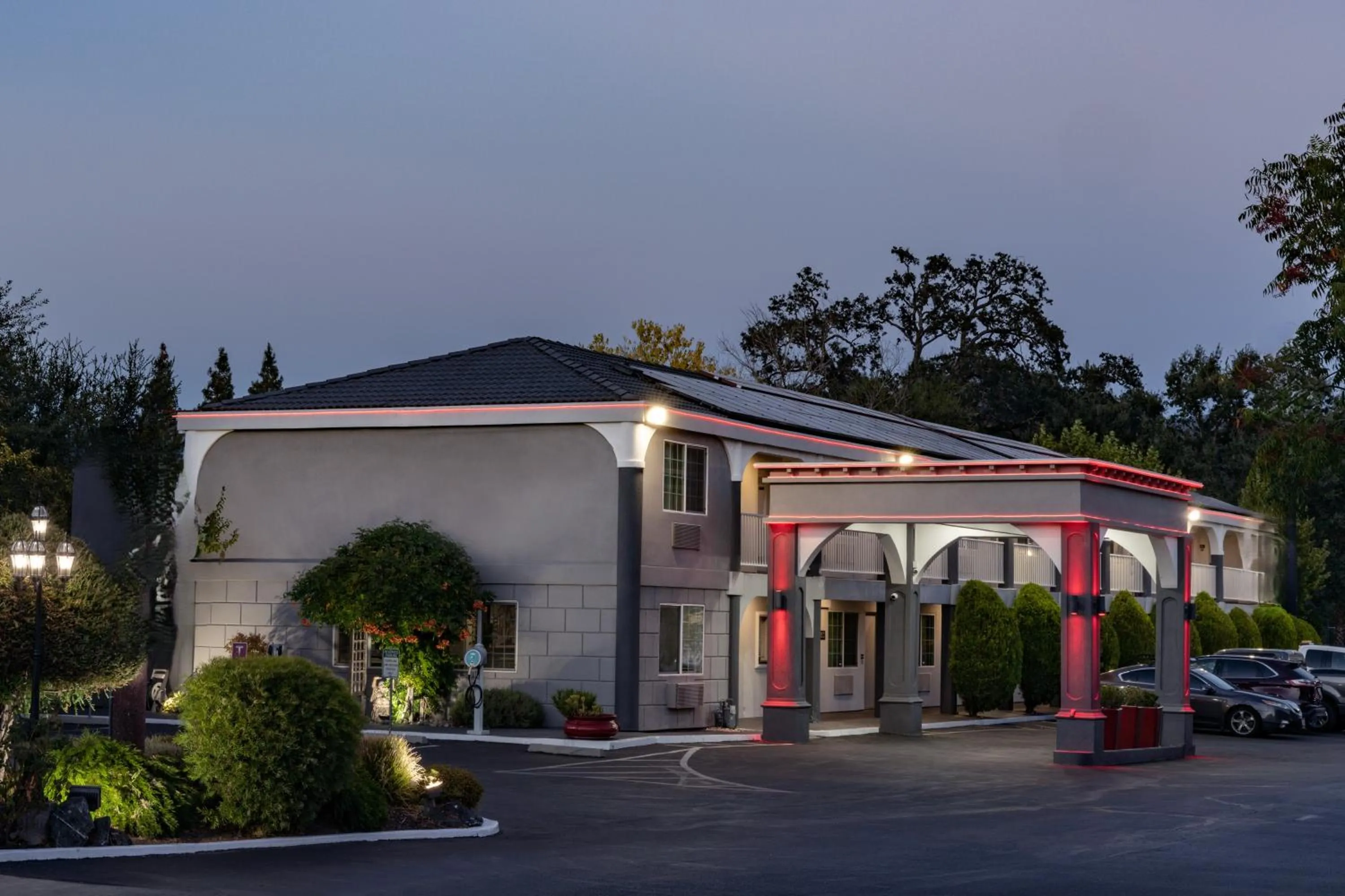 Property building in The Orchard Hotel Ukiah Wine Country Free Breakfast, Pool, & Hot Tub