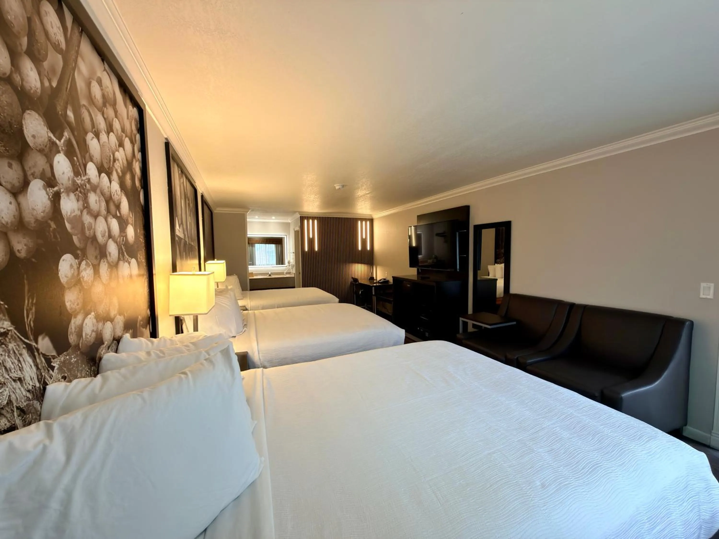 Photo of the whole room, Bed in The Orchard Hotel Ukiah Wine Country Free Breakfast, Pool, & Hot Tub