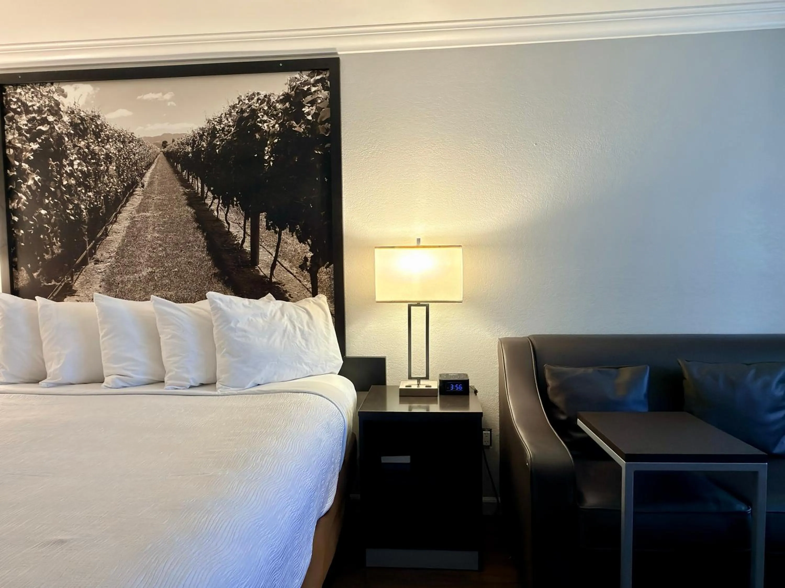 Bedroom, Bed in The Orchard Hotel Ukiah Wine Country Free Breakfast, Pool, & Hot Tub