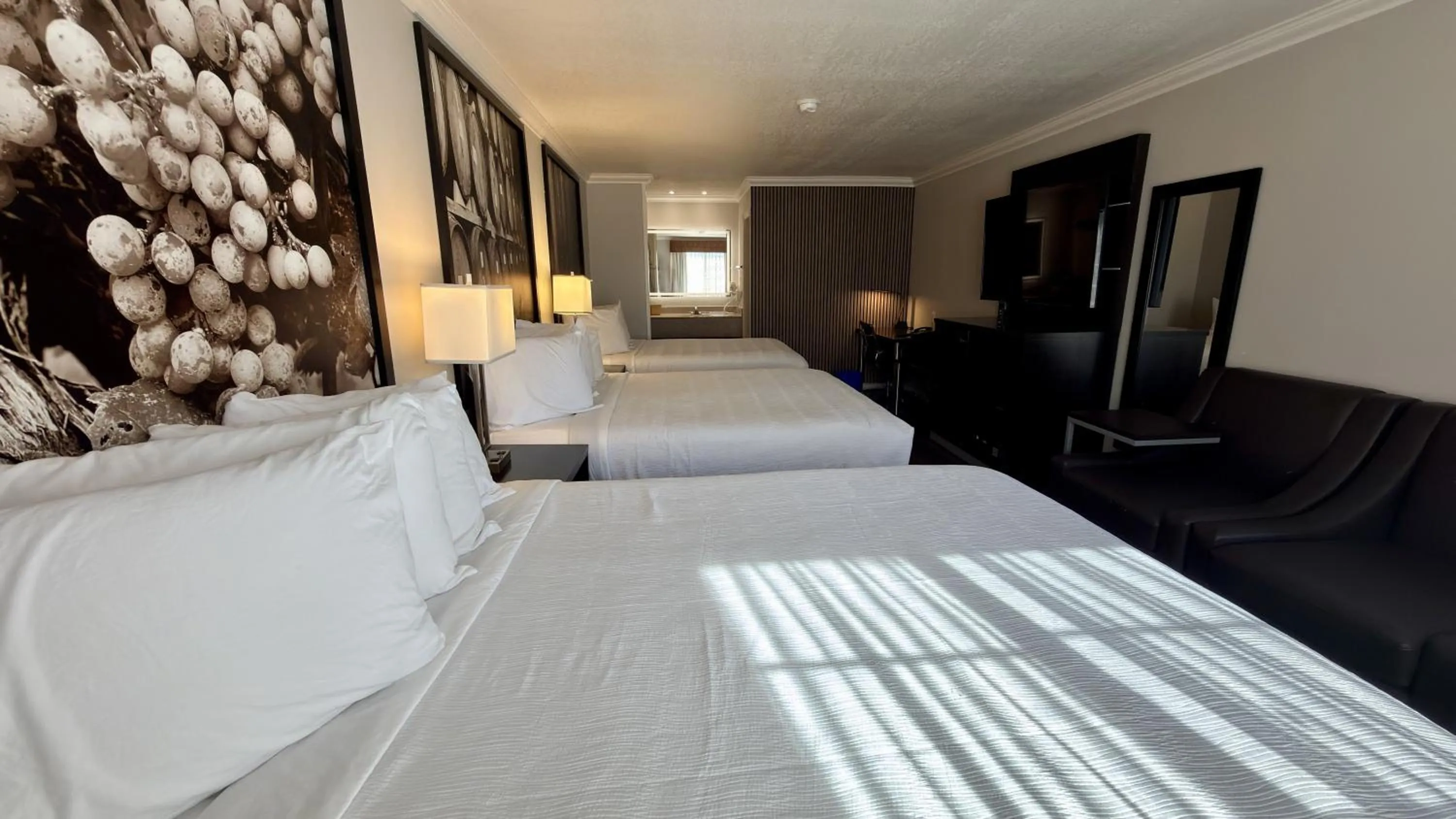 Bedroom, Bed in The Orchard Hotel Ukiah Wine Country Free Breakfast, Pool, & Hot Tub