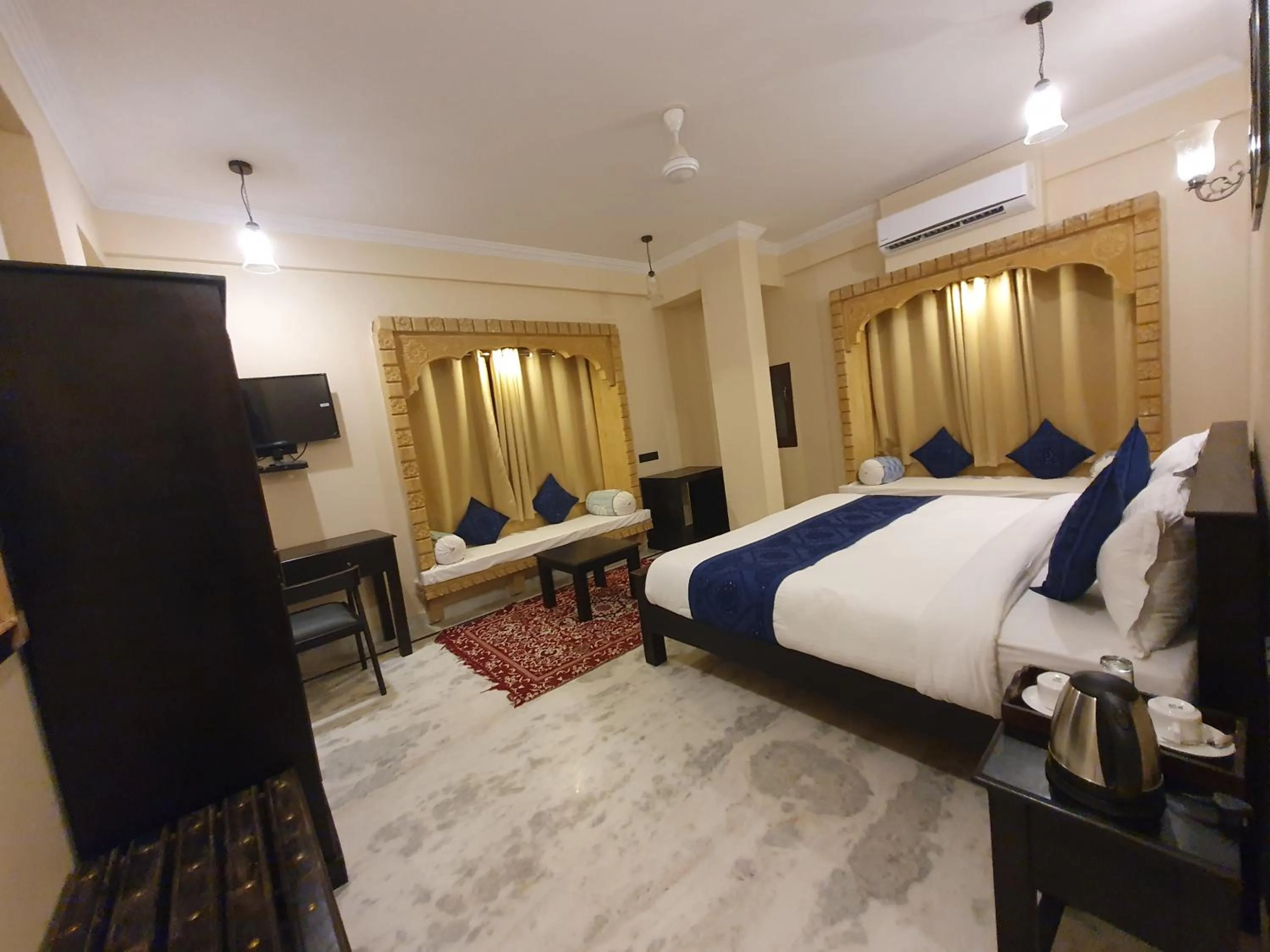 air conditioner, Bed in Hotel Vasshifa Palace