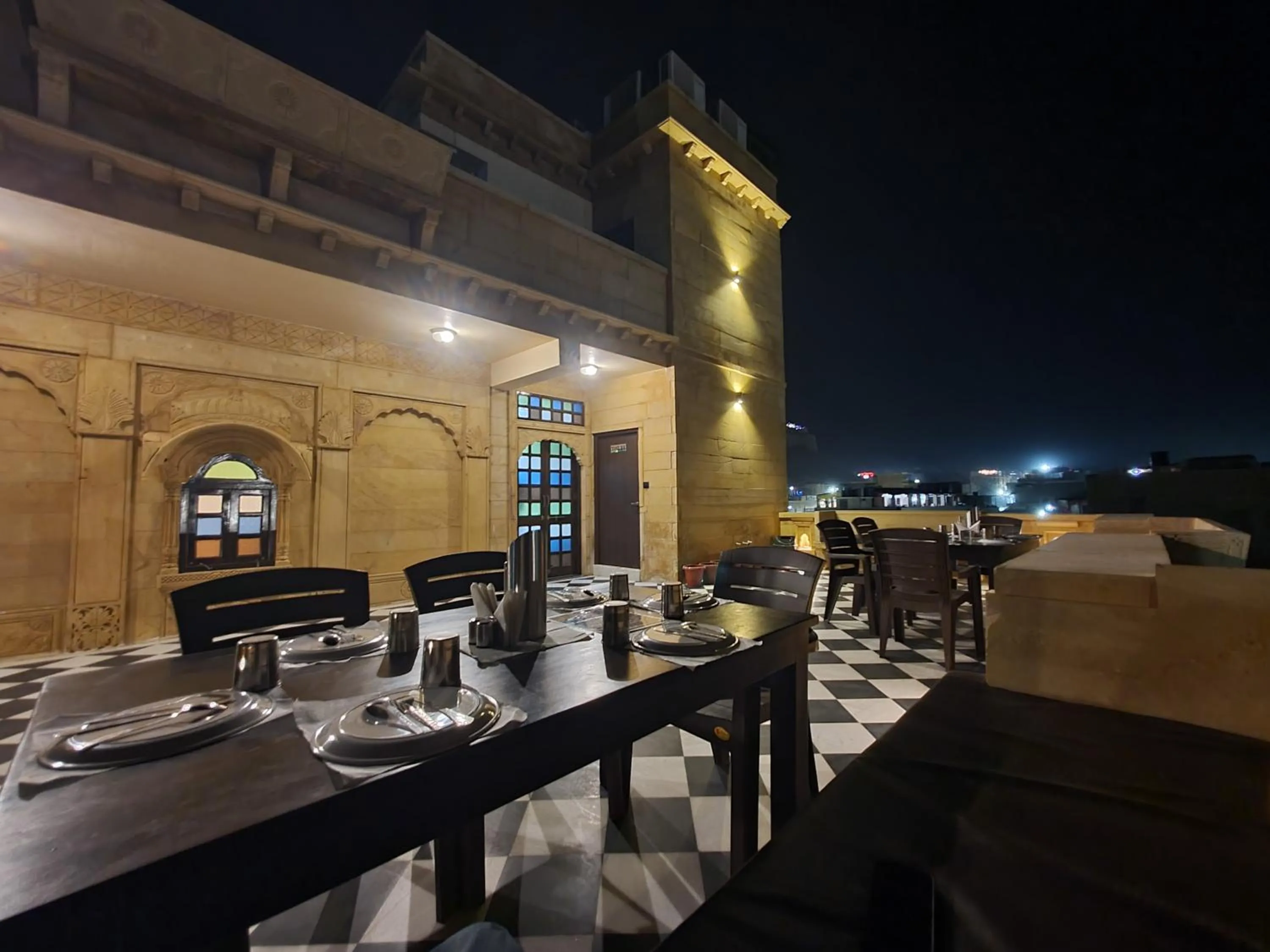Restaurant/places to eat in Hotel Vasshifa Palace
