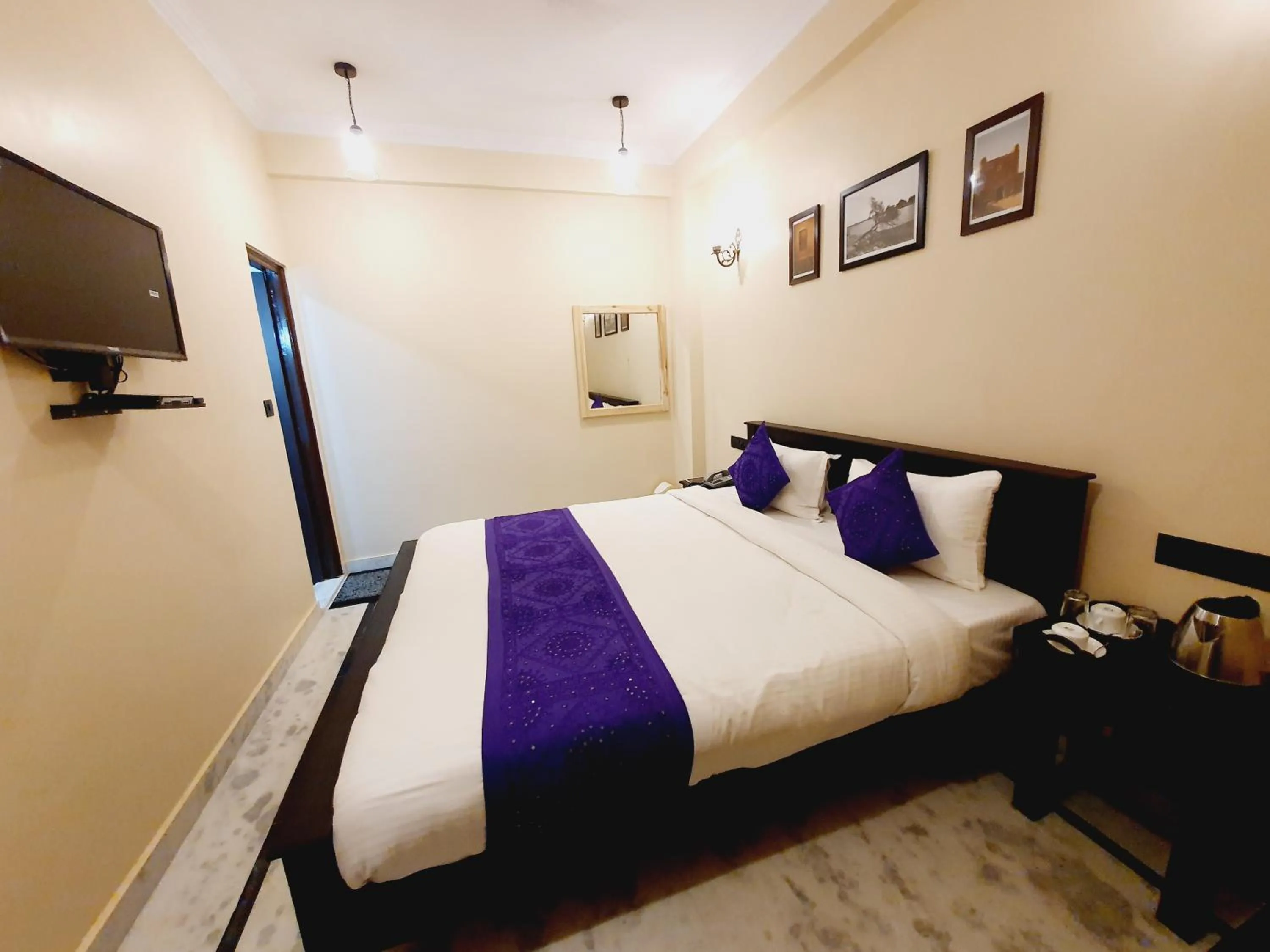 Evening entertainment, Bed in Hotel Vasshifa Palace