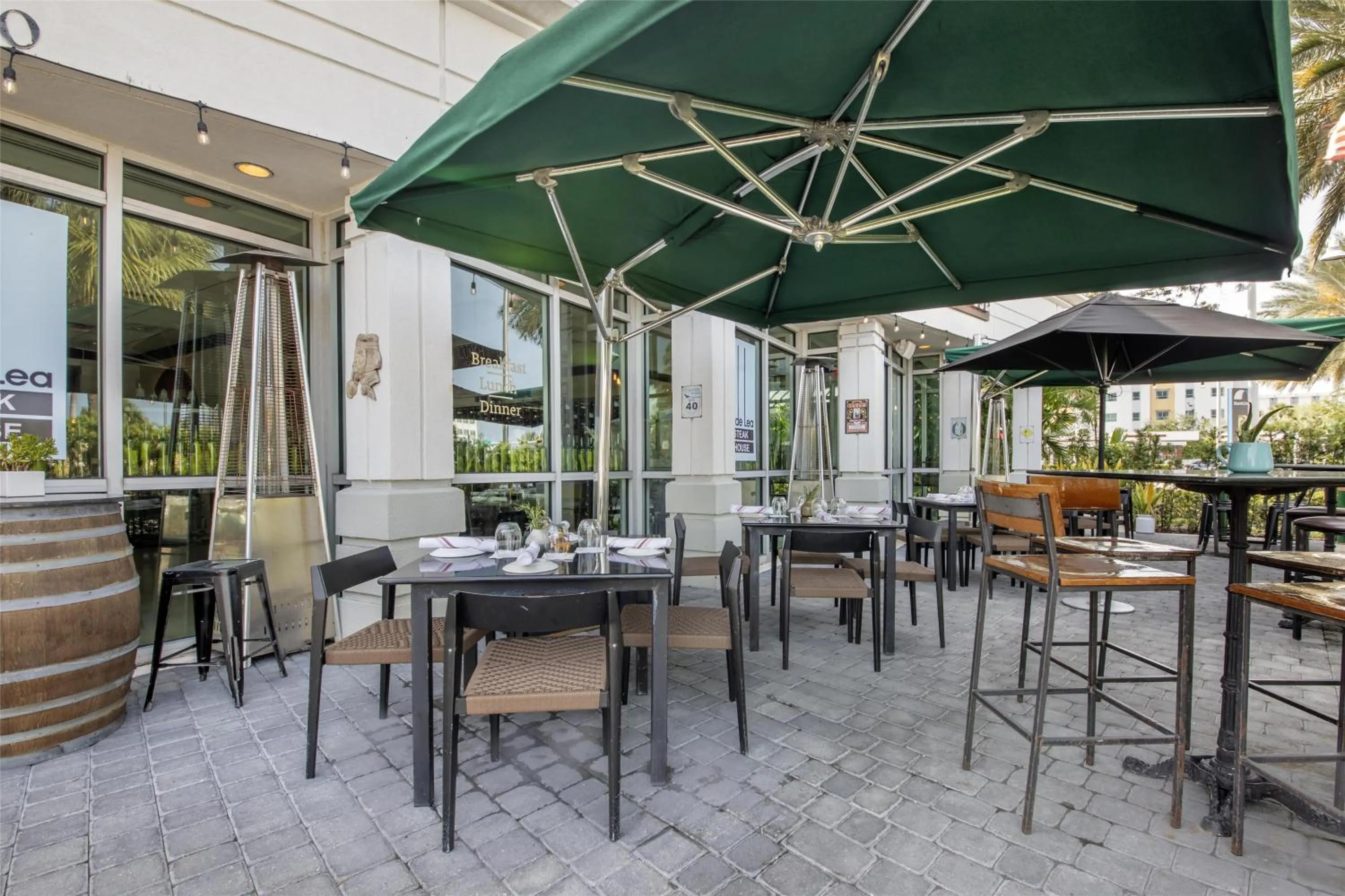 Restaurant/places to eat in Best Western Plus North Miami-Bal Harbour