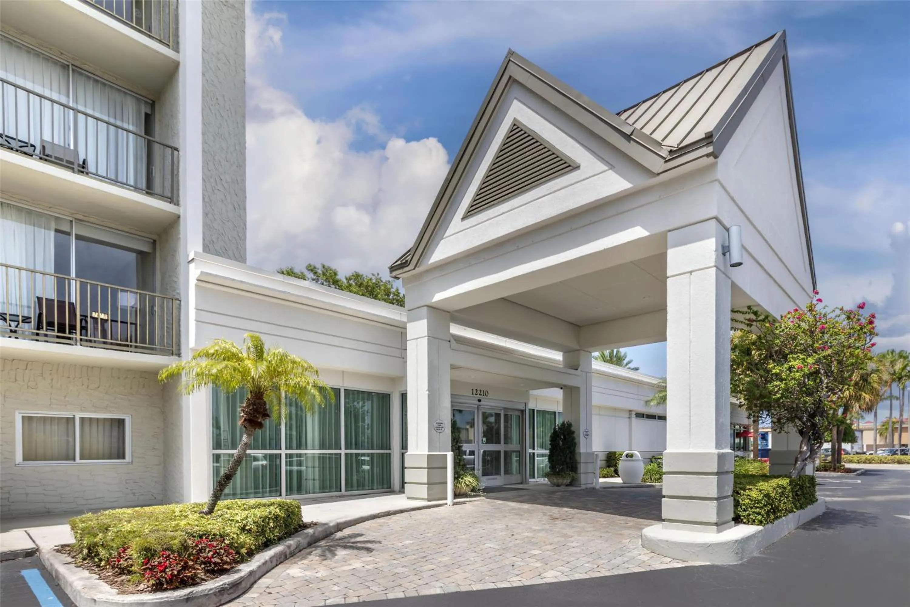 Property building in Best Western Plus North Miami-Bal Harbour