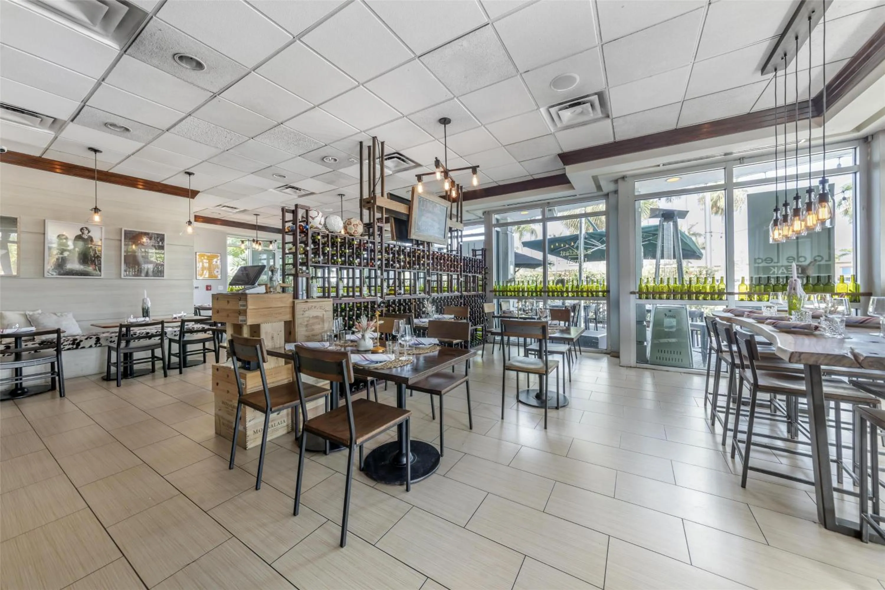 Restaurant/places to eat in Best Western Plus North Miami-Bal Harbour